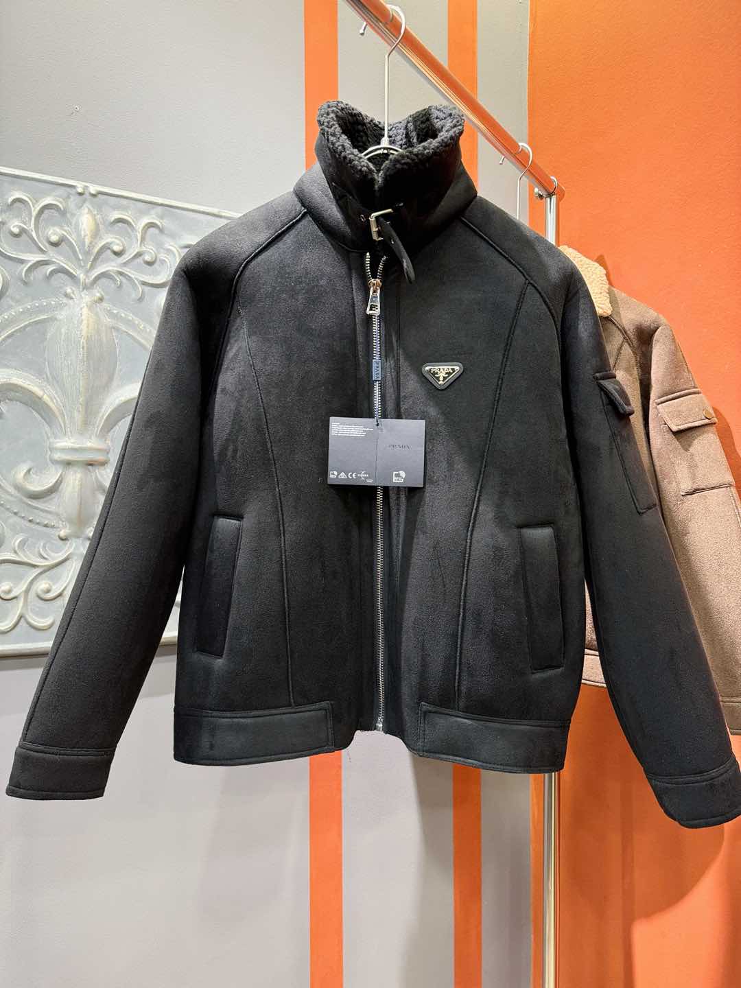 PRADA 普拉达 新品皮毛一体，原生态人造皮面料；100%进口皮毛一体！采用进口人造皮！皮料品质相当高