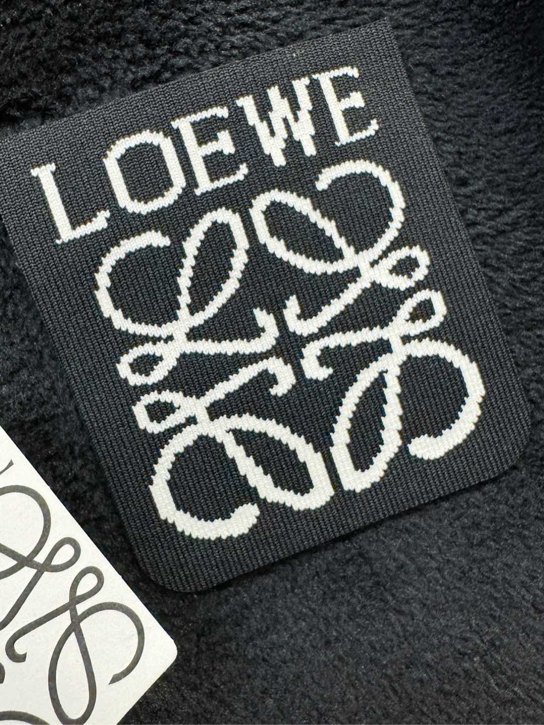LOEWE罗意威 新品皮毛一体，原生态人造皮面料；100%进口皮毛一体！采用进口人造皮！皮料品质相当高级