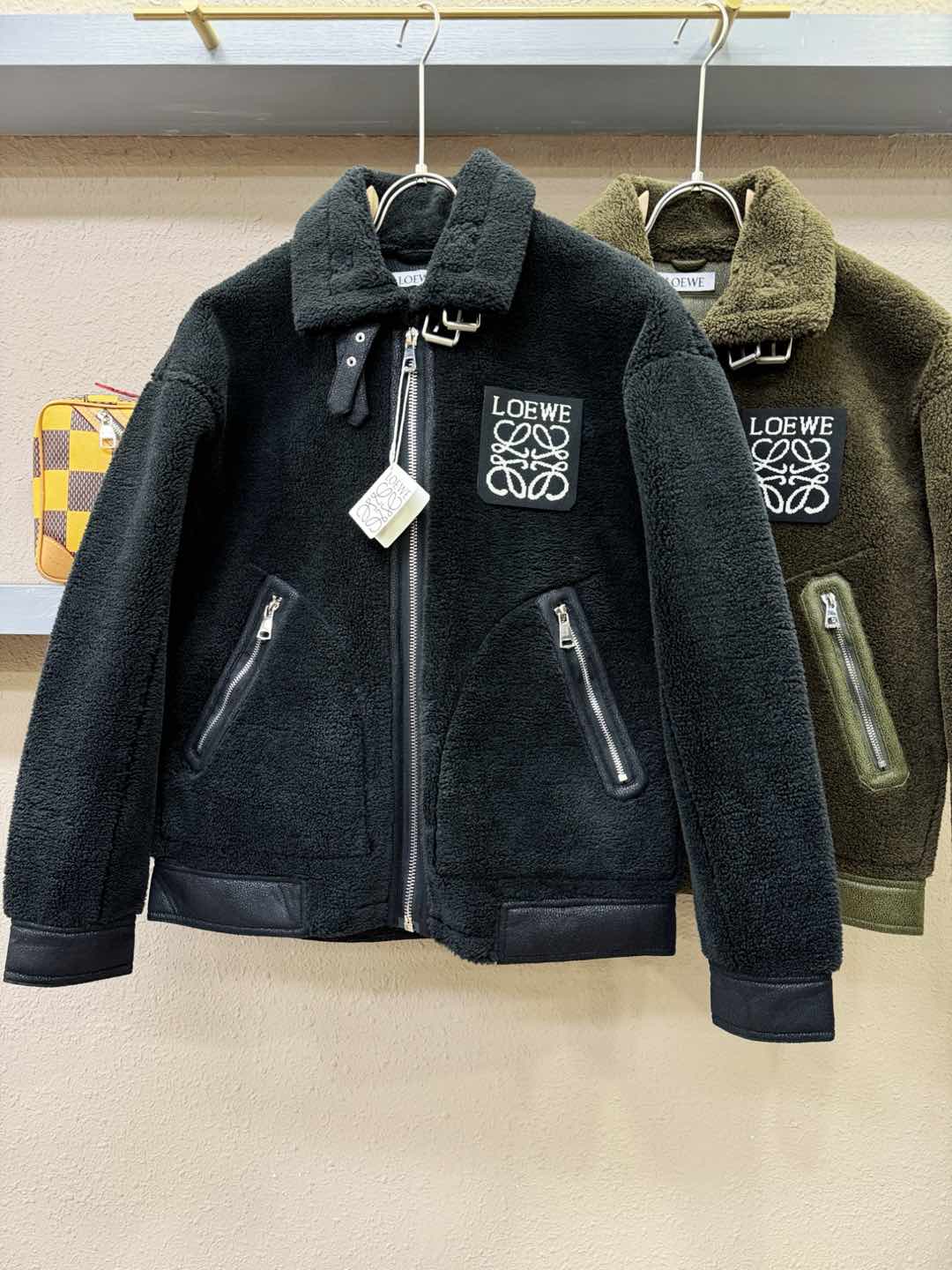 LOEWE罗意威 新品皮毛一体，原生态人造皮面料；100%进口皮毛一体！采用进口人造皮！皮料品质相当高级