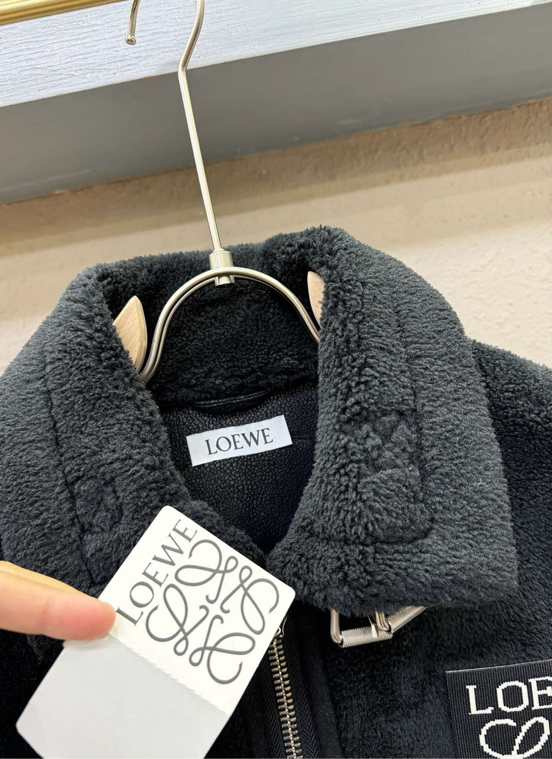 LOEWE罗意威 新品皮毛一体，原生态人造皮面料；100%进口皮毛一体！采用进口人造皮！皮料品质相当高级