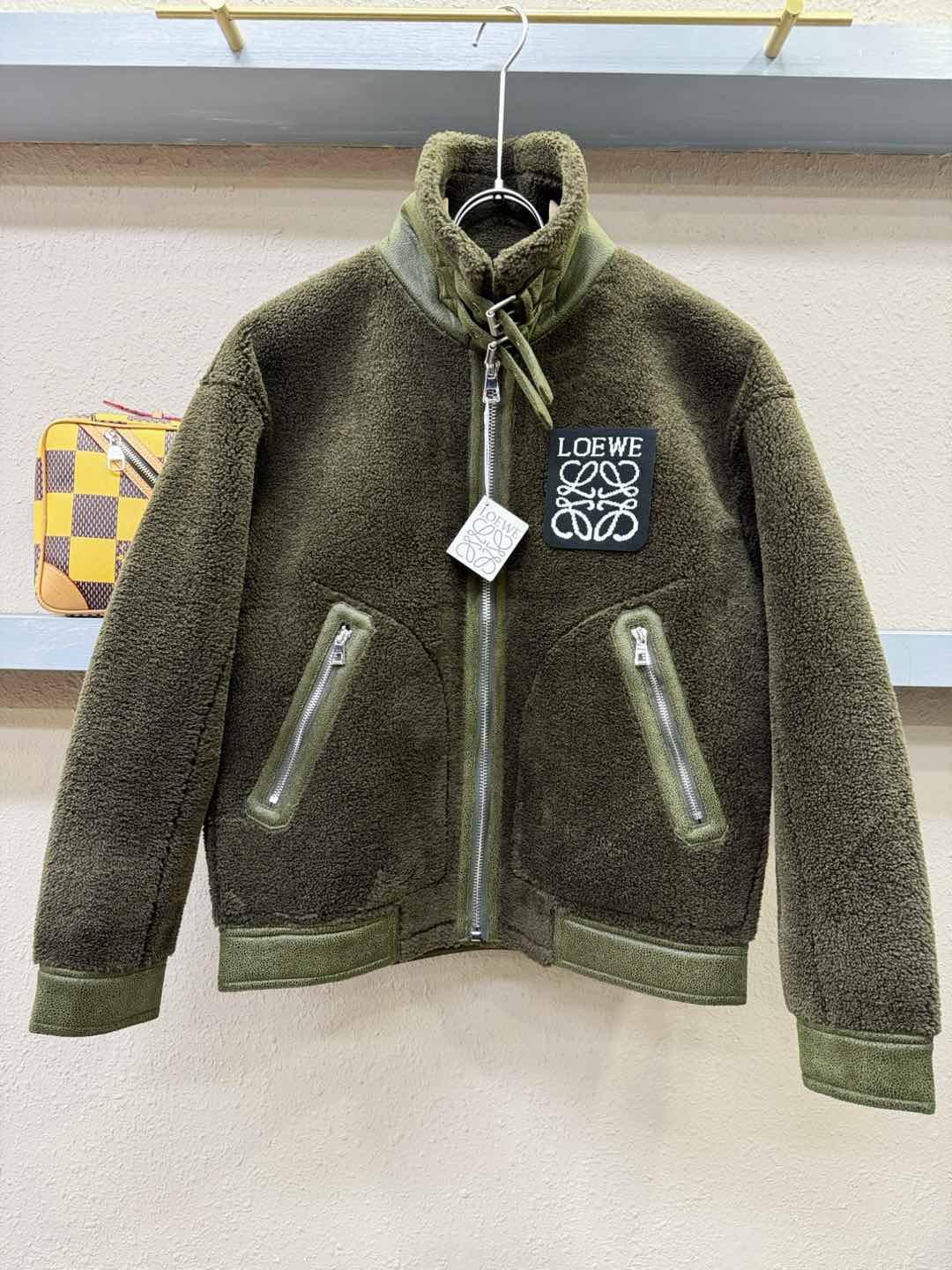 LOEWE罗意威 新品皮毛一体，原生态人造皮面料；100%进口皮毛一体！采用进口人造皮！皮料品质相当高级