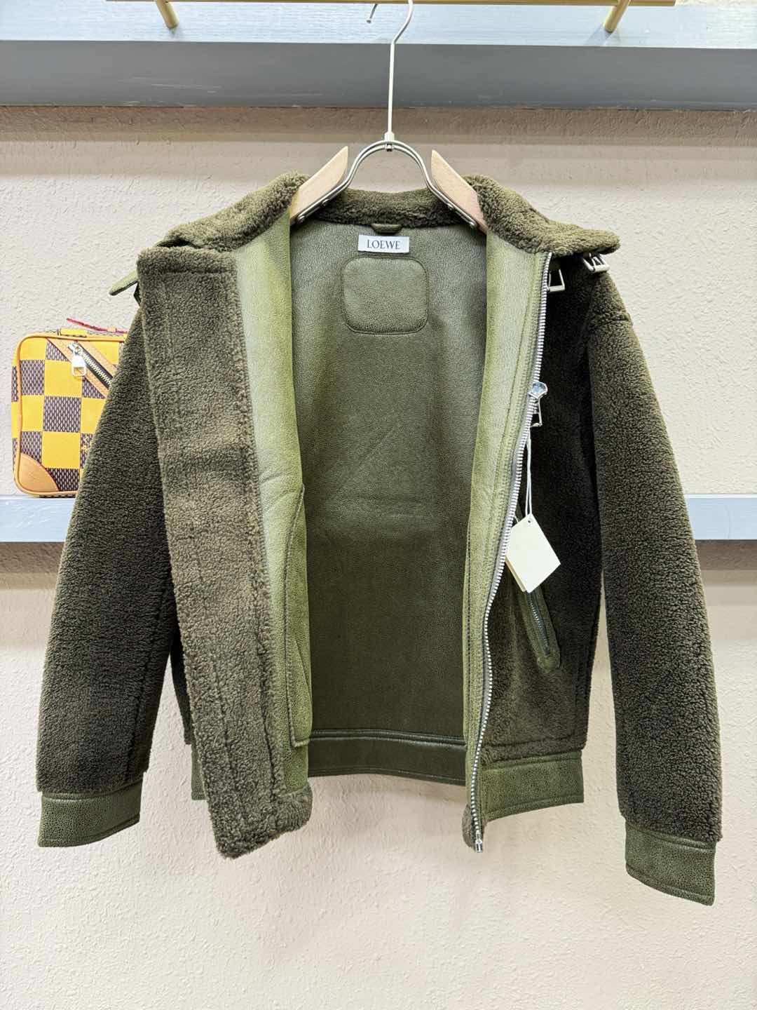 LOEWE罗意威 新品皮毛一体，原生态人造皮面料；100%进口皮毛一体！采用进口人造皮！皮料品质相当高级