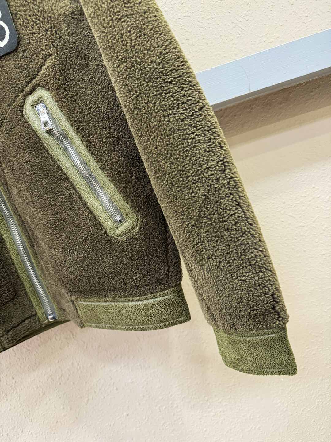 LOEWE罗意威 新品皮毛一体，原生态人造皮面料；100%进口皮毛一体！采用进口人造皮！皮料品质相当高级