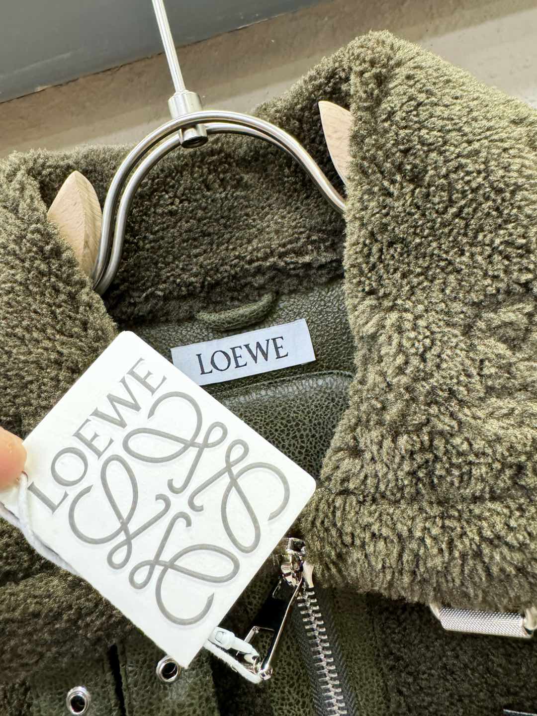 LOEWE罗意威 新品皮毛一体，原生态人造皮面料；100%进口皮毛一体！采用进口人造皮！皮料品质相当高级