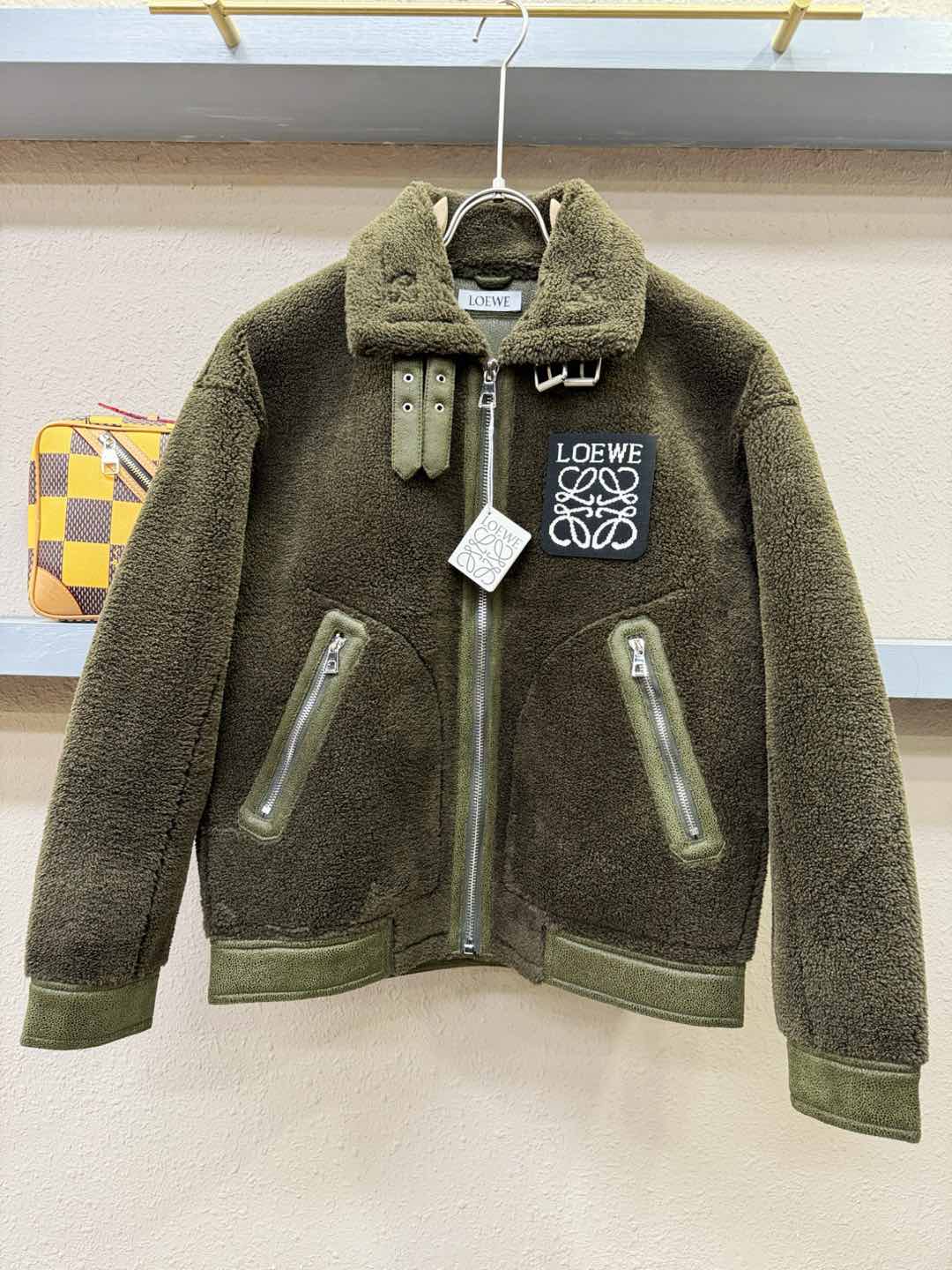 LOEWE罗意威 新品皮毛一体，原生态人造皮面料；100%进口皮毛一体！采用进口人造皮！皮料品质相当高级