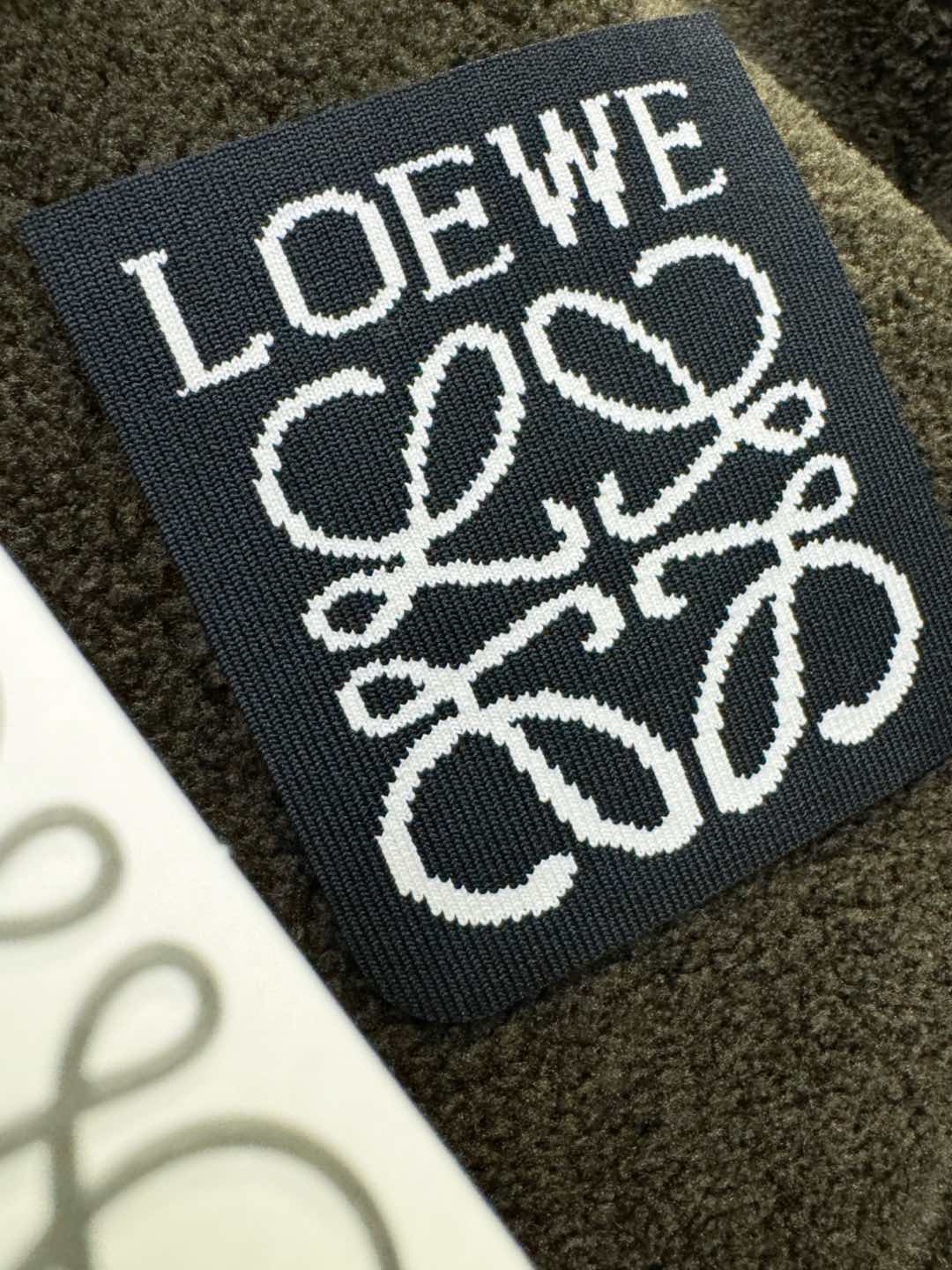 LOEWE罗意威 新品皮毛一体，原生态人造皮面料；100%进口皮毛一体！采用进口人造皮！皮料品质相当高级