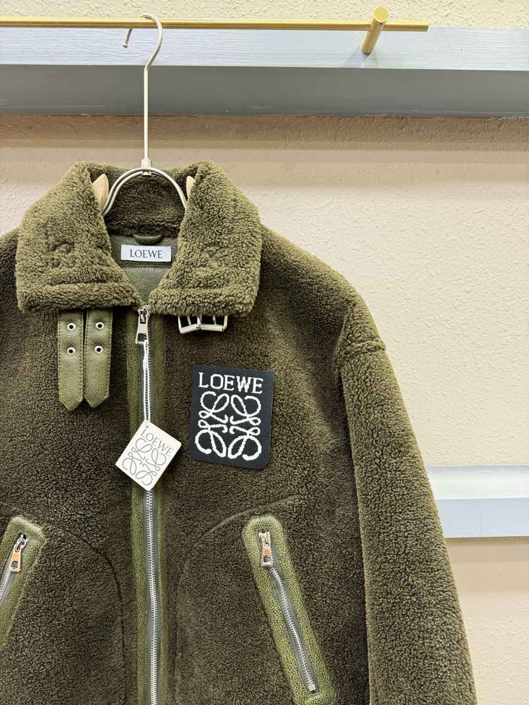 LOEWE罗意威 新品皮毛一体，原生态人造皮面料；100%进口皮毛一体！采用进口人造皮！皮料品质相当高级