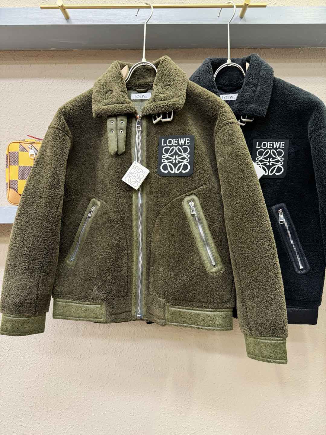 LOEWE罗意威 新品皮毛一体，原生态人造皮面料；100%进口皮毛一体！采用进口人造皮！皮料品质相当高级