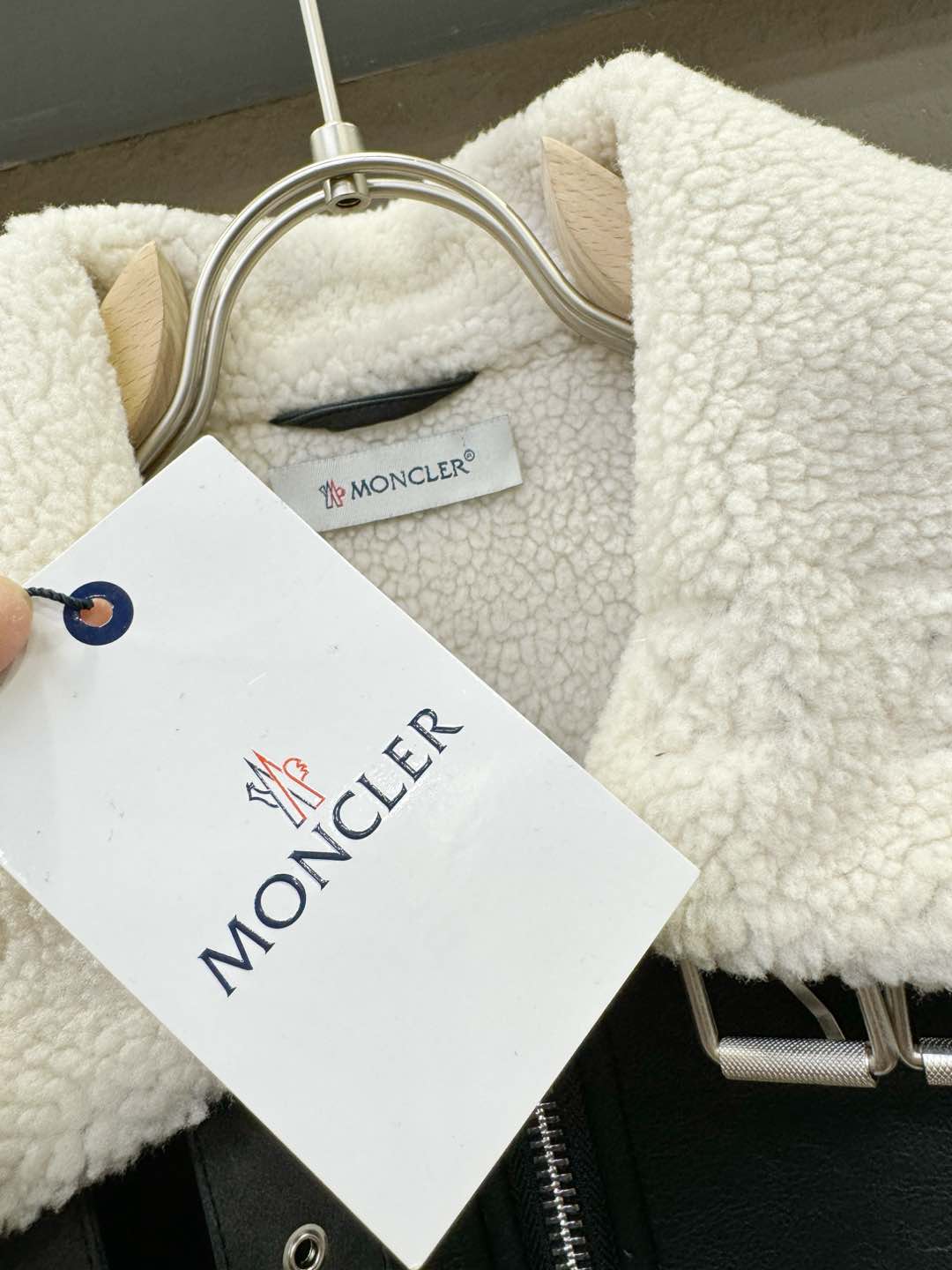 Moncler蒙口 新品皮毛一体，原生态人造皮面料；100%进口皮毛一体！采用进口人造皮皮料！皮料品质相