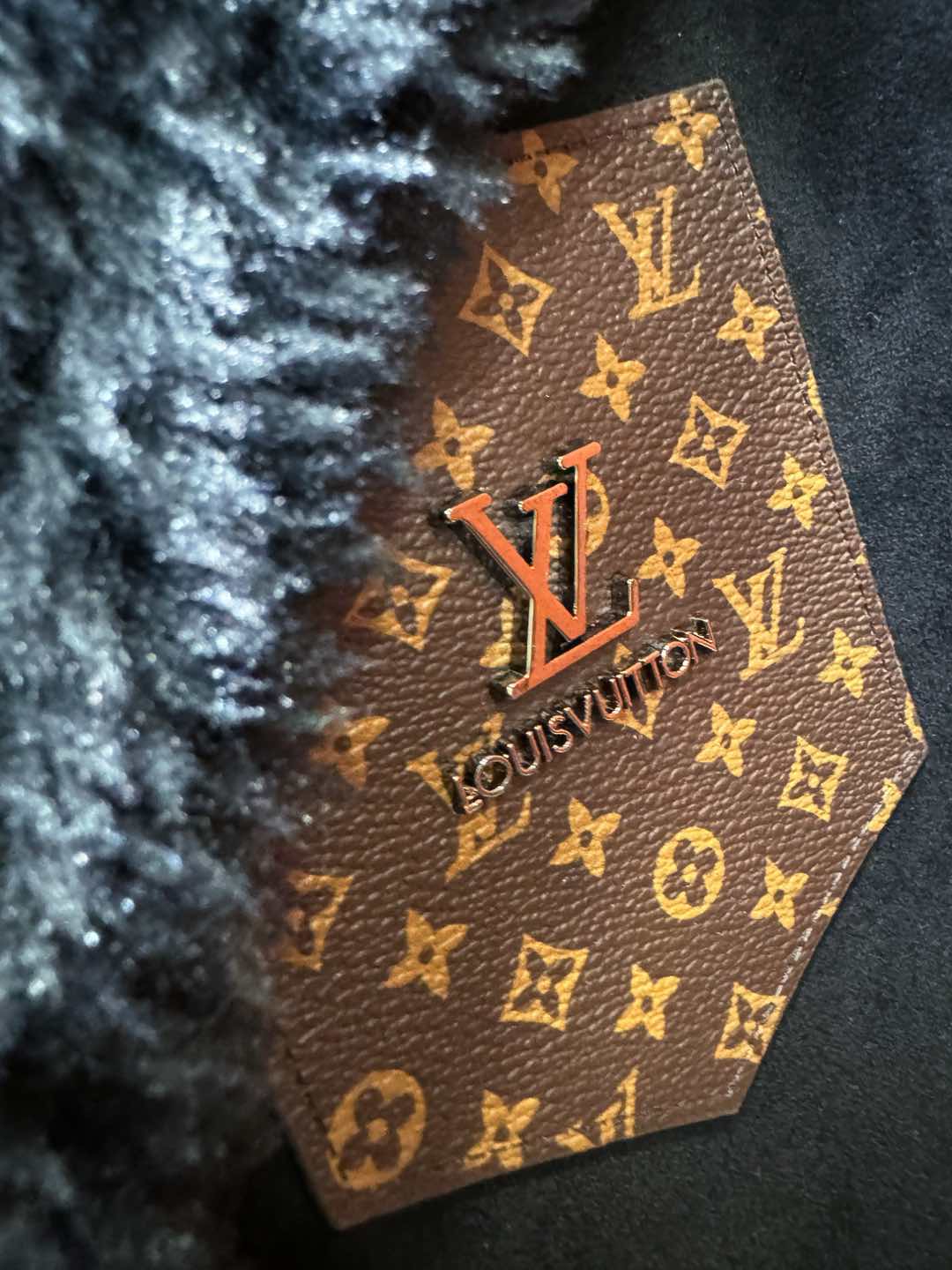 LV路易威登 新品皮毛一体，原生态人造皮面料；100%进口皮毛一体！采用进口人造皮皮料！皮料品质相当高级