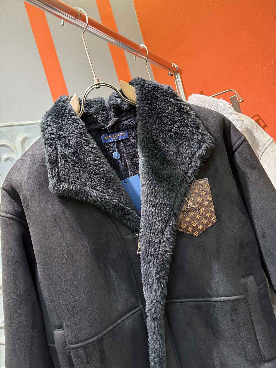 LV路易威登 新品皮毛一体，原生态人造皮面料；100%进口皮毛一体！采用进口人造皮皮料！皮料品质相当高级