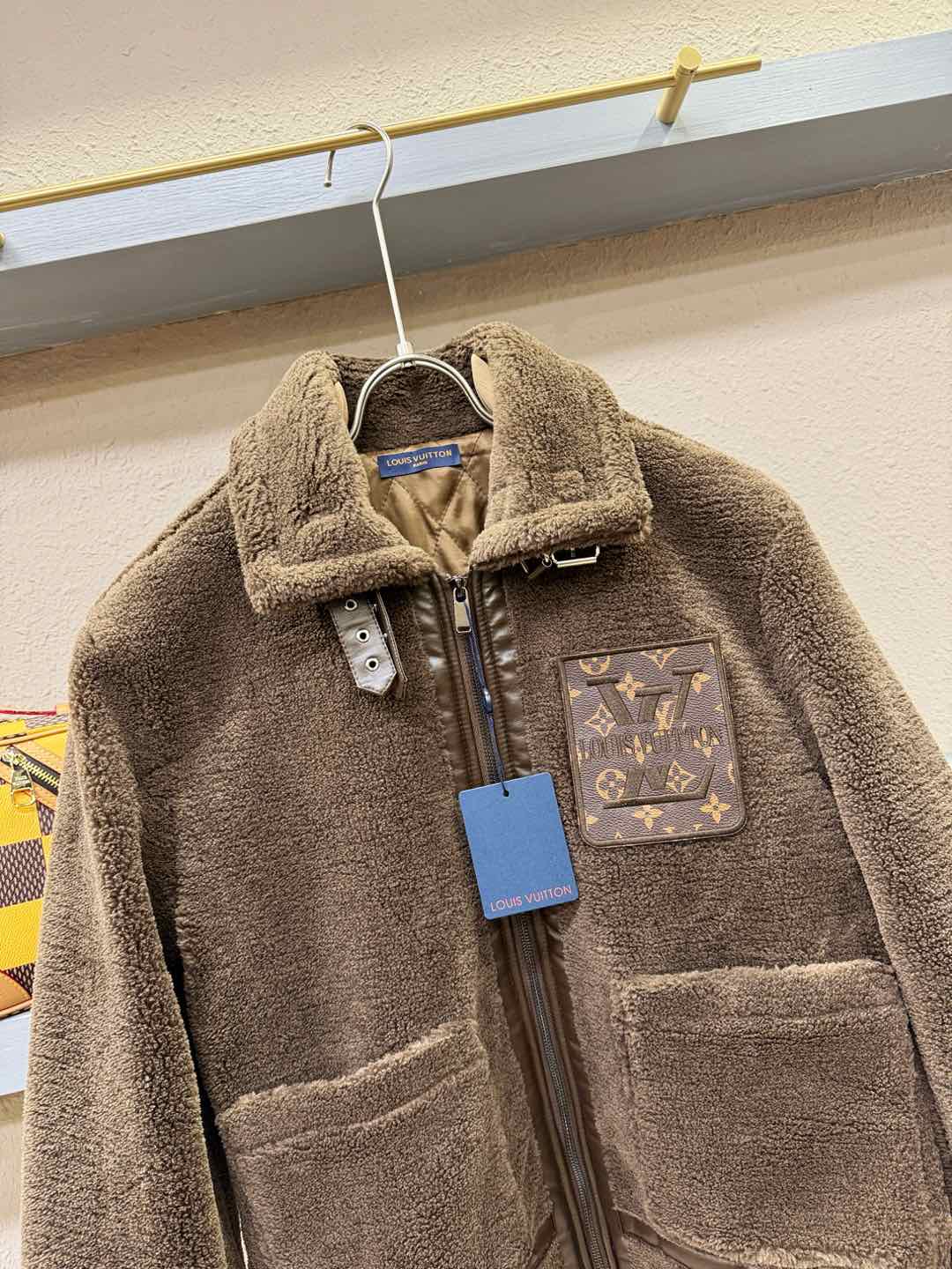 LV路易威登 新品皮毛一体，原生态人造皮面料；100%进口皮毛一体！采用进口人造皮！皮料品质相当高级。内