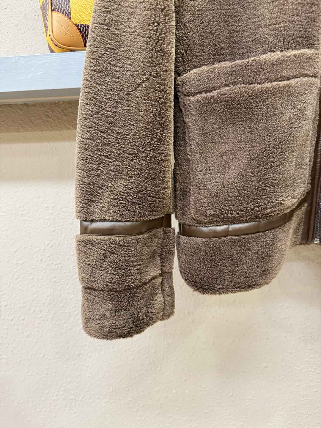 LV路易威登 新品皮毛一体，原生态人造皮面料；100%进口皮毛一体！采用进口人造皮！皮料品质相当高级。内