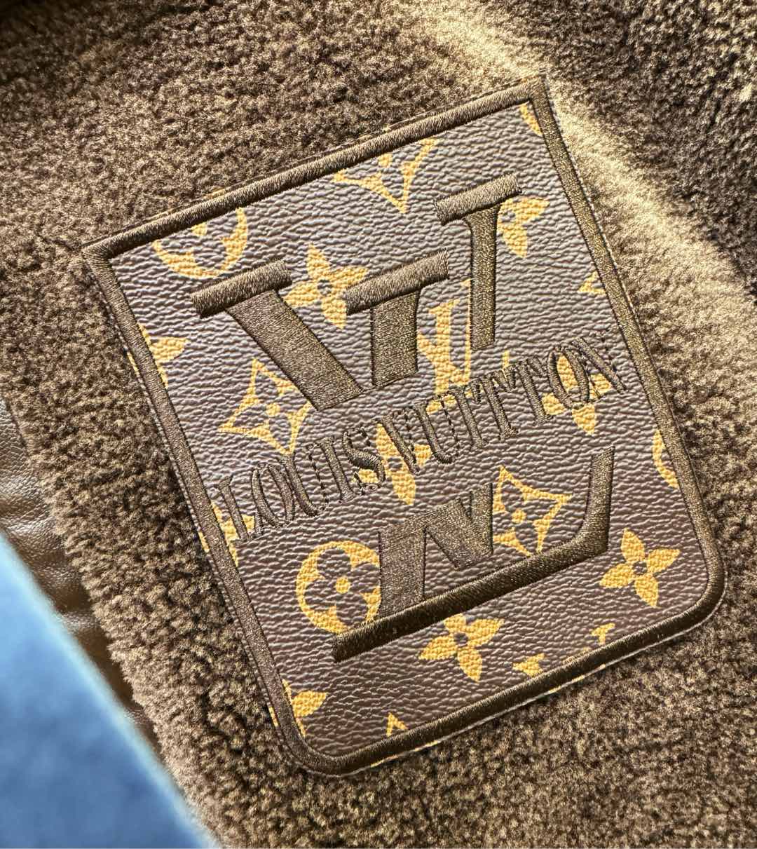 LV路易威登 新品皮毛一体，原生态人造皮面料；100%进口皮毛一体！采用进口人造皮！皮料品质相当高级。内