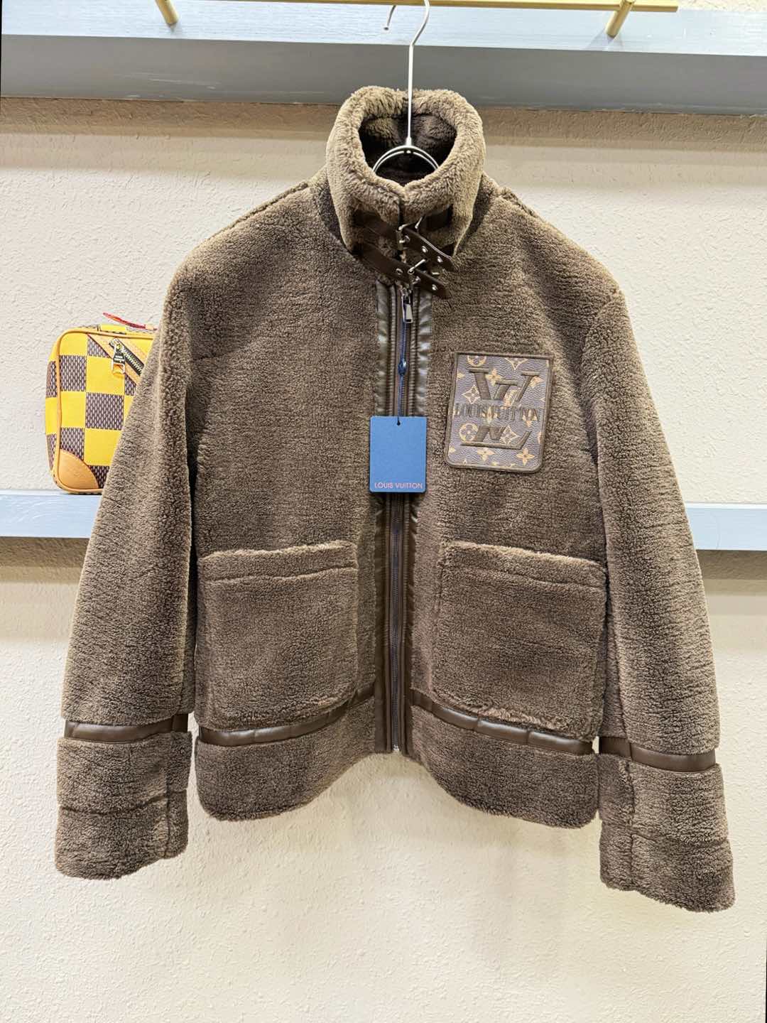 LV路易威登 新品皮毛一体，原生态人造皮面料；100%进口皮毛一体！采用进口人造皮！皮料品质相当高级。内