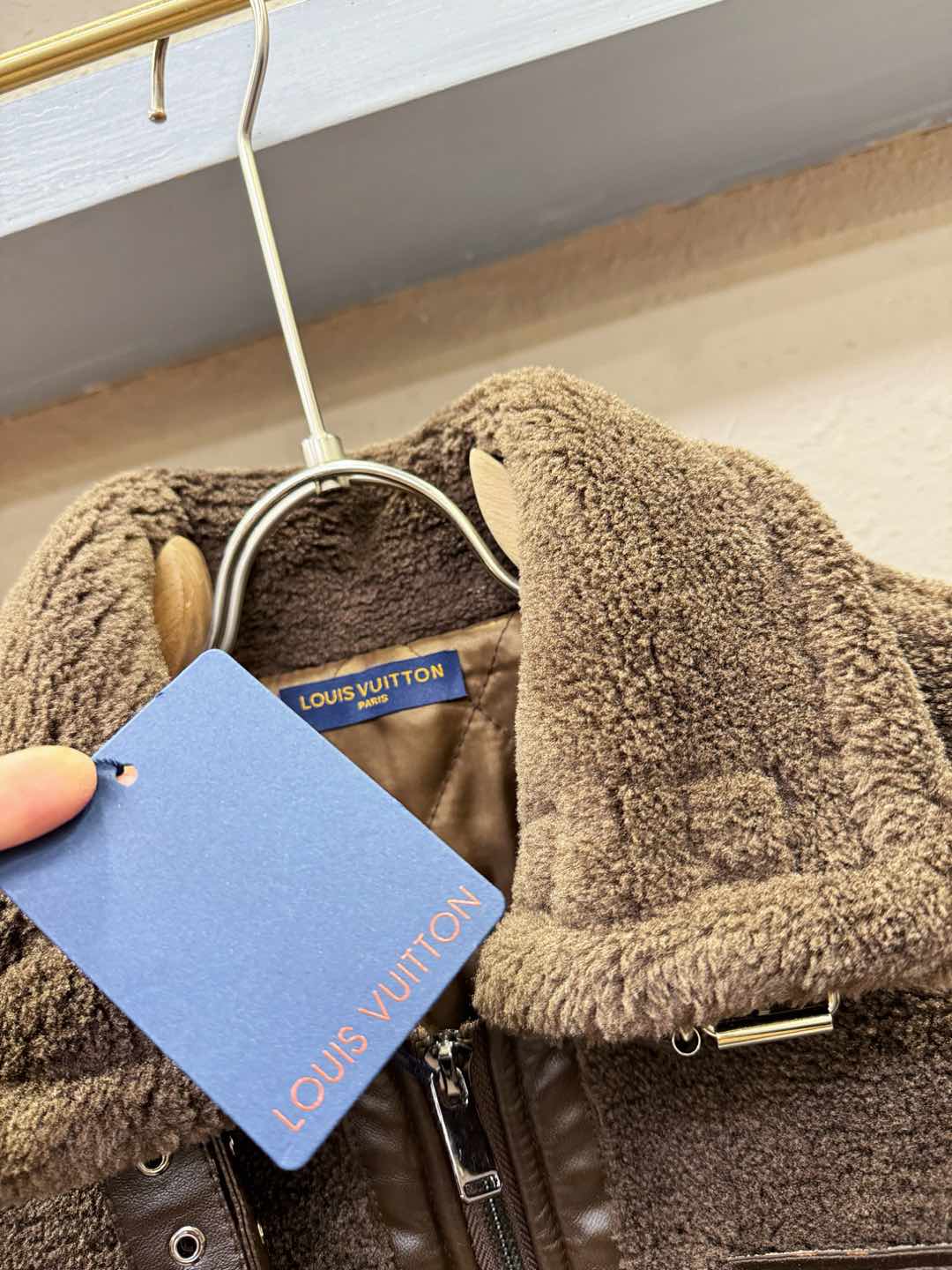 LV路易威登 新品皮毛一体，原生态人造皮面料；100%进口皮毛一体！采用进口人造皮！皮料品质相当高级。内