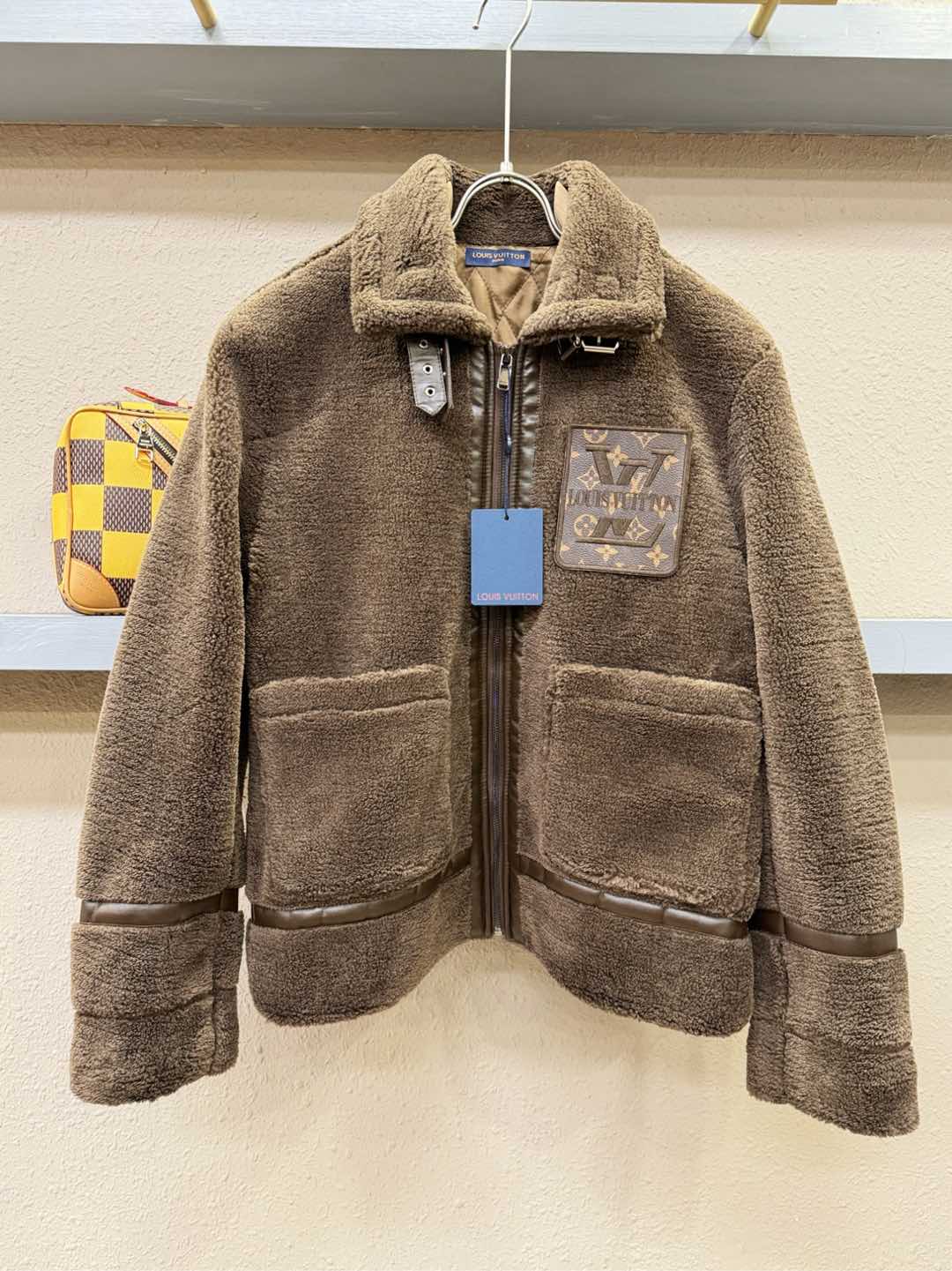 LV路易威登 新品皮毛一体，原生态人造皮面料；100%进口皮毛一体！采用进口人造皮！皮料品质相当高级。内