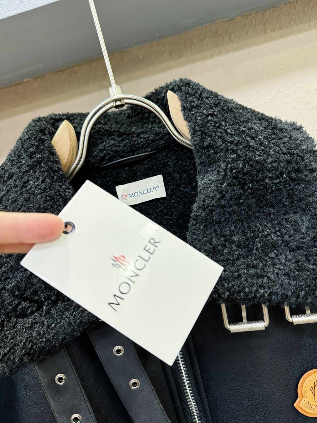 Moncler蒙口 新品皮毛一体，原生态人造皮面料；100%进口皮毛一体！采用进口人造皮！皮料品质相当高