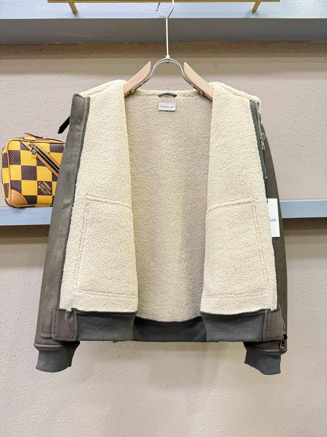 Moncler蒙口 新品皮毛一体，原生态人造皮面料；100%进口皮毛一体！采用进口人造皮！皮料品质相当高