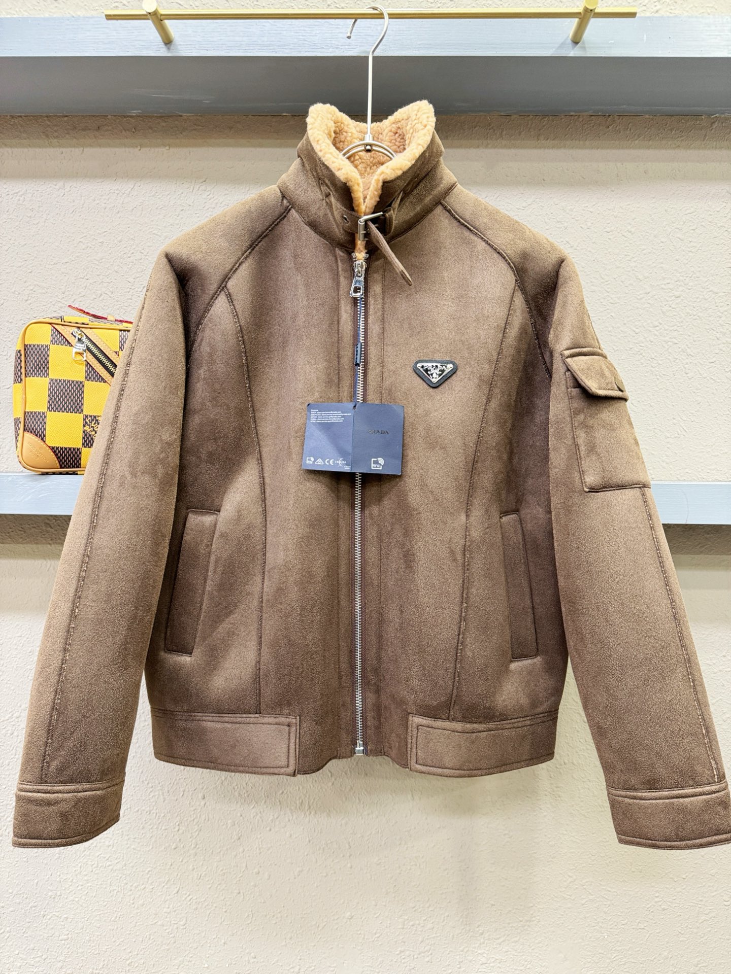 PRADA 普拉达 新品皮毛一体，原生态人造皮面料；100%进口皮毛一体！采用进口人造皮！皮料品质相当高