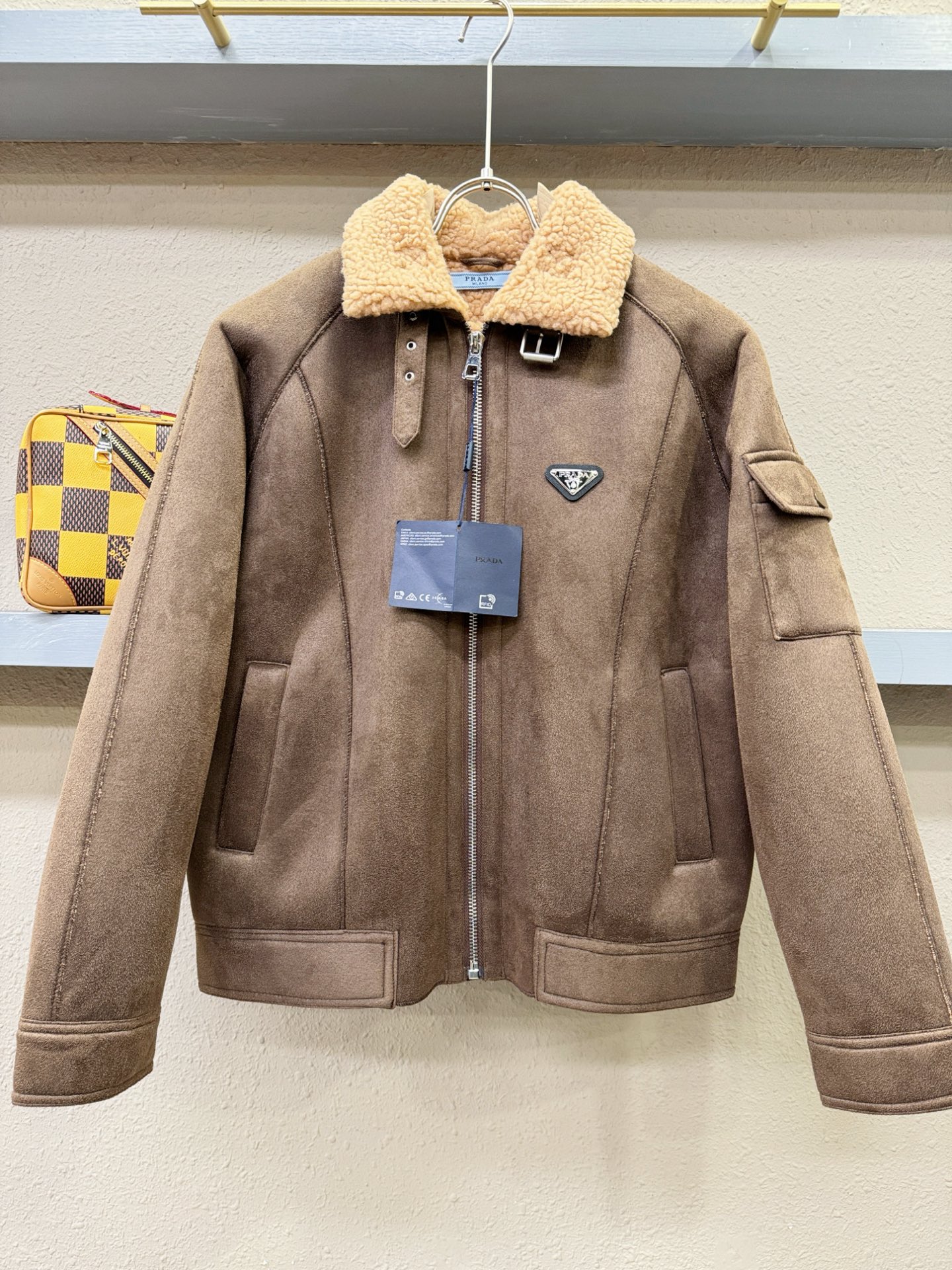 PRADA 普拉达 新品皮毛一体，原生态人造皮面料；100%进口皮毛一体！采用进口人造皮！皮料品质相当高