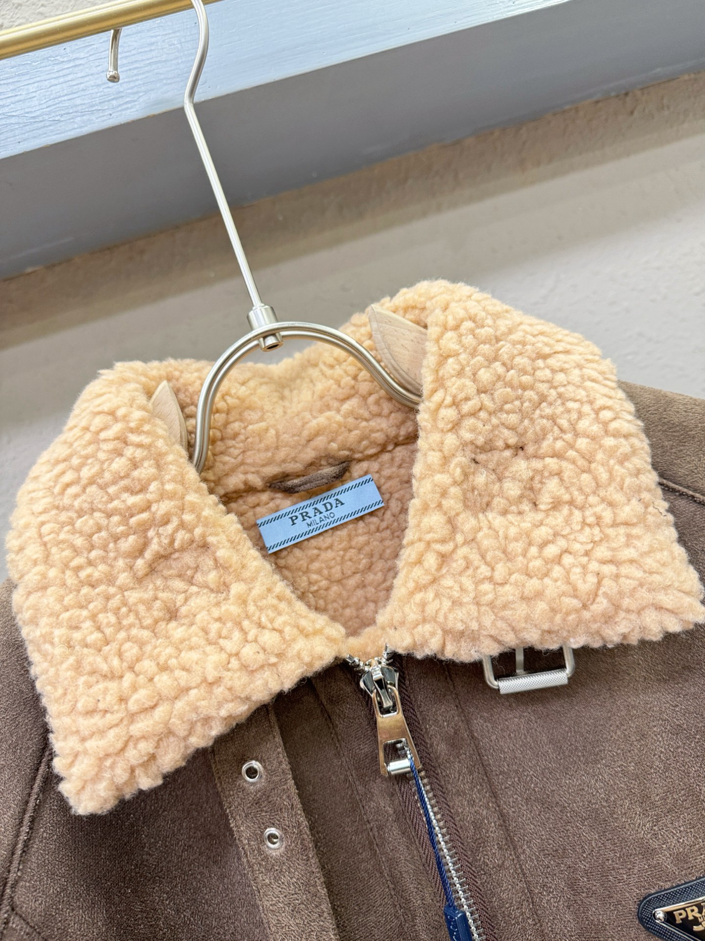 PRADA 普拉达 新品皮毛一体，原生态人造皮面料；100%进口皮毛一体！采用进口人造皮！皮料品质相当高