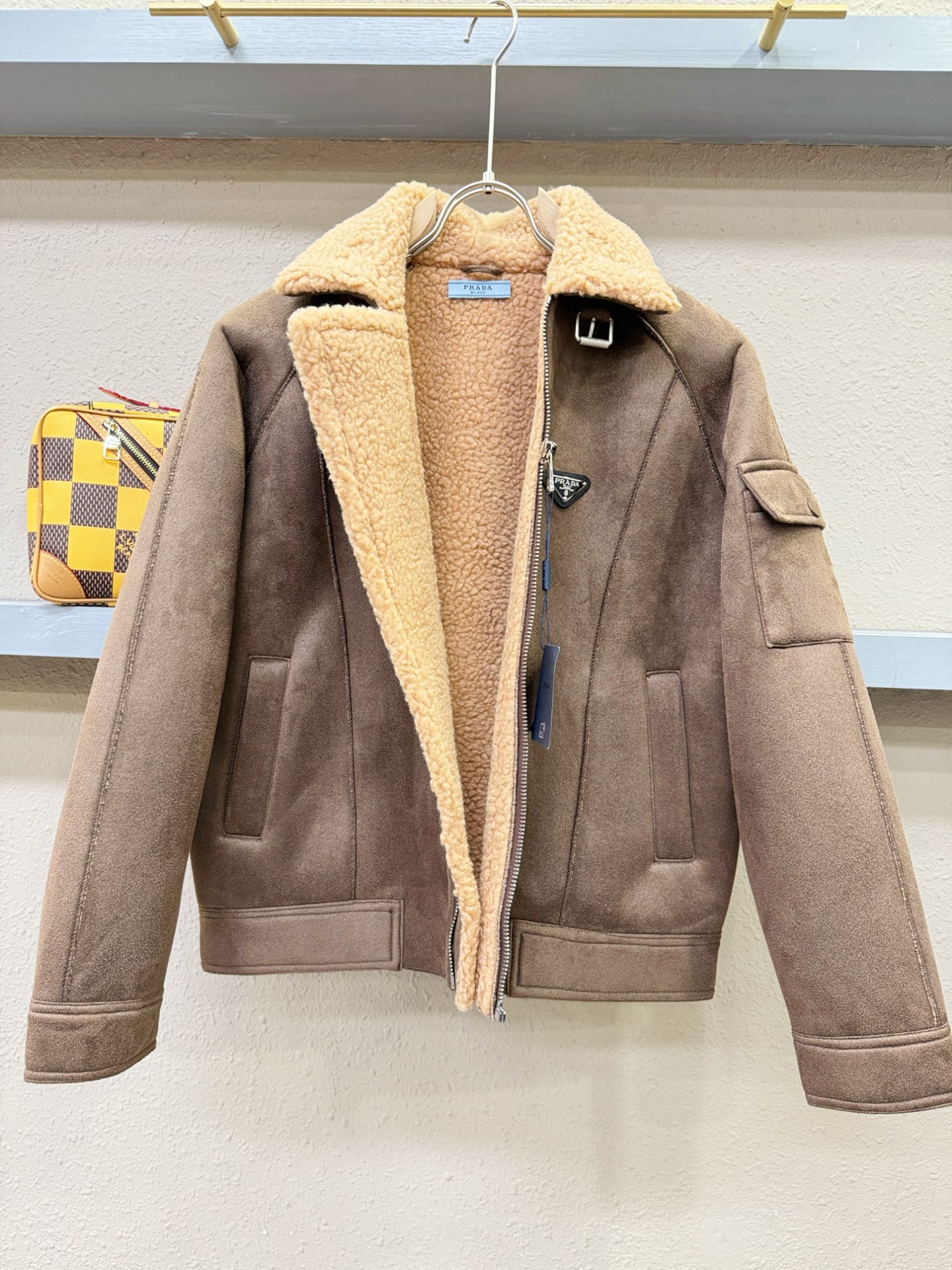 PRADA 普拉达 新品皮毛一体，原生态人造皮面料；100%进口皮毛一体！采用进口人造皮！皮料品质相当高