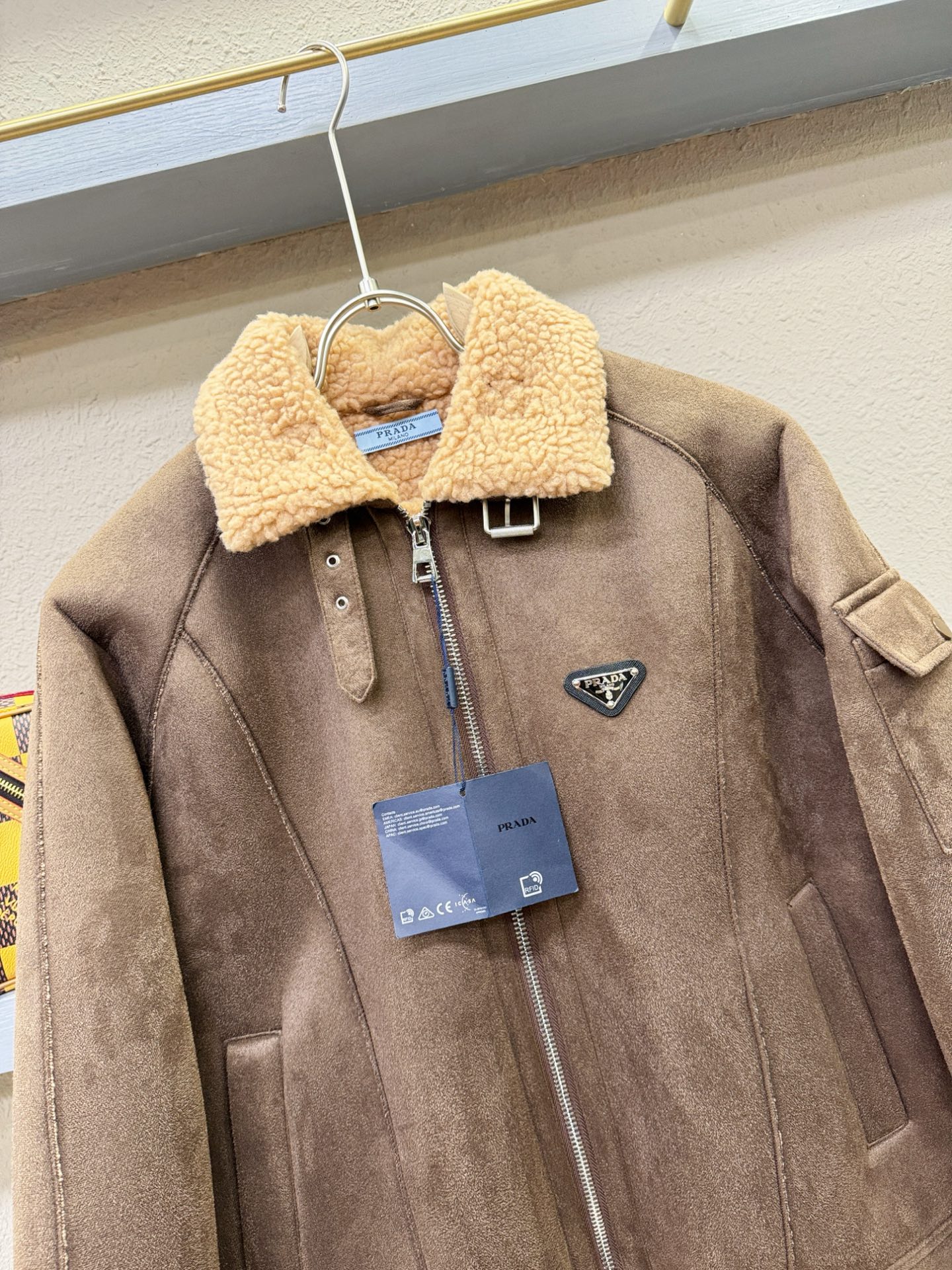 PRADA 普拉达 新品皮毛一体，原生态人造皮面料；100%进口皮毛一体！采用进口人造皮！皮料品质相当高