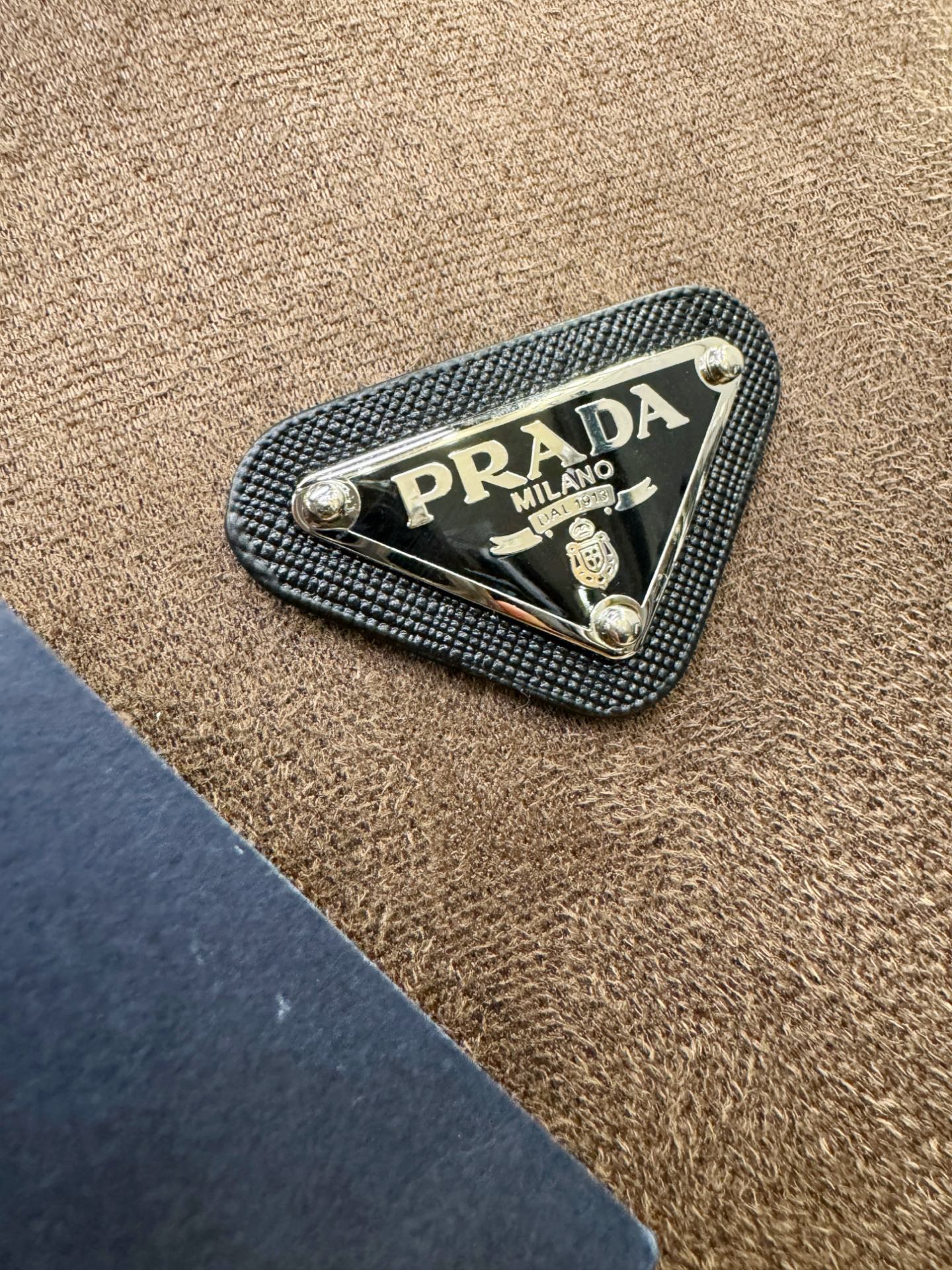 PRADA 普拉达 新品皮毛一体，原生态人造皮面料；100%进口皮毛一体！采用进口人造皮！皮料品质相当高