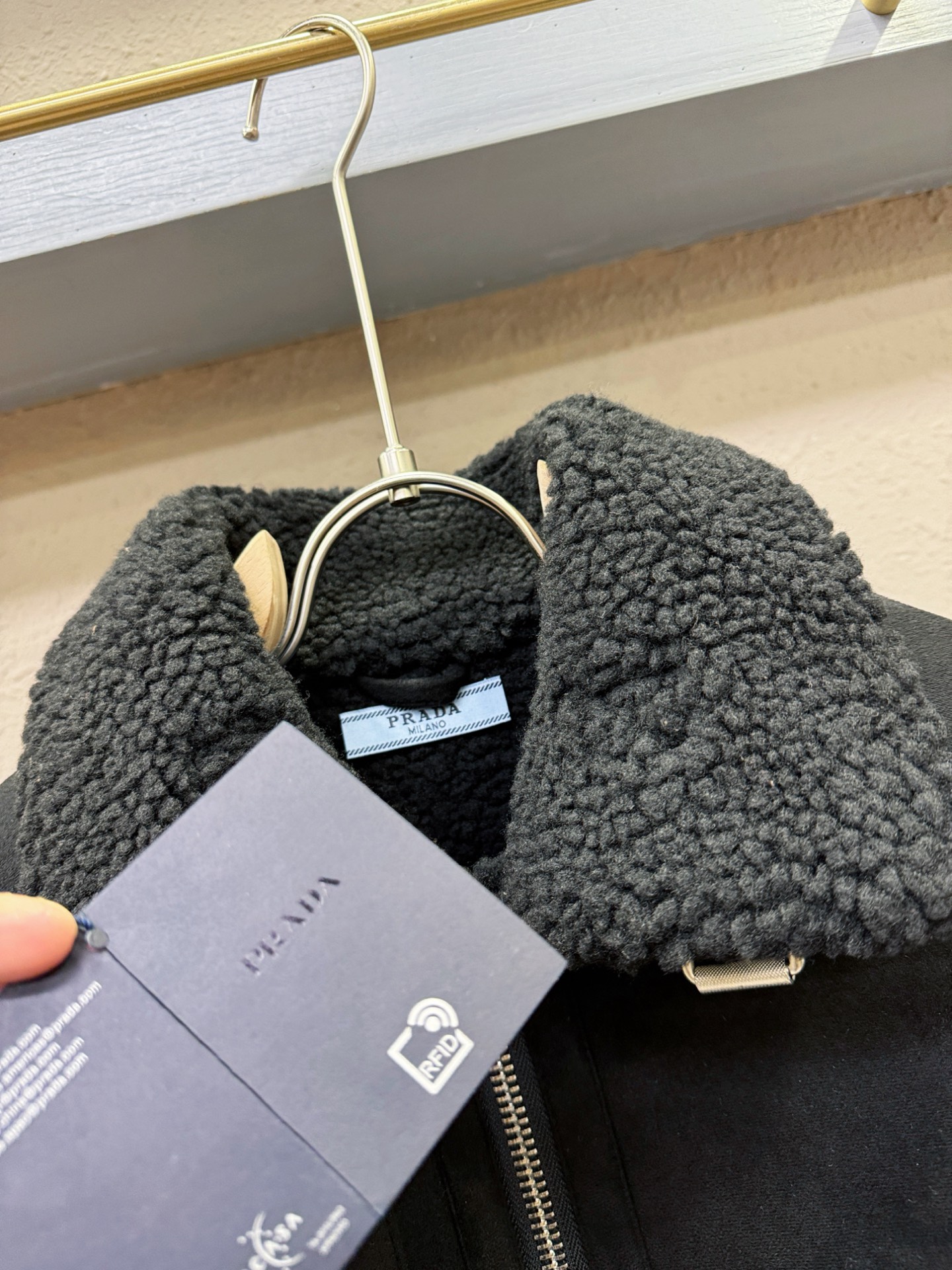 PRADA 普拉达 新品皮毛一体，原生态人造皮面料；100%进口皮毛一体！采用进口人造皮！皮料品质相当高