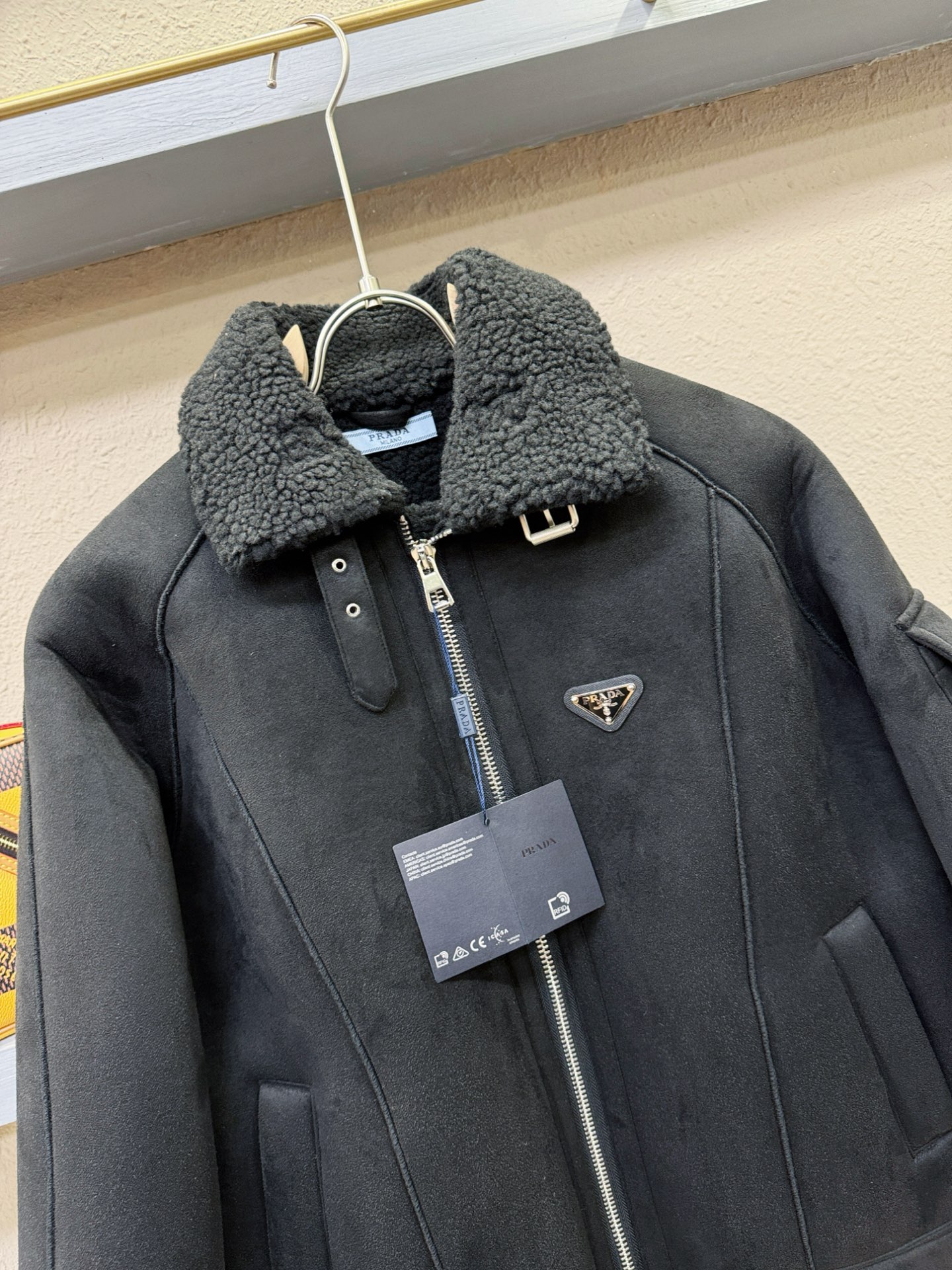 PRADA 普拉达 新品皮毛一体，原生态人造皮面料；100%进口皮毛一体！采用进口人造皮！皮料品质相当高