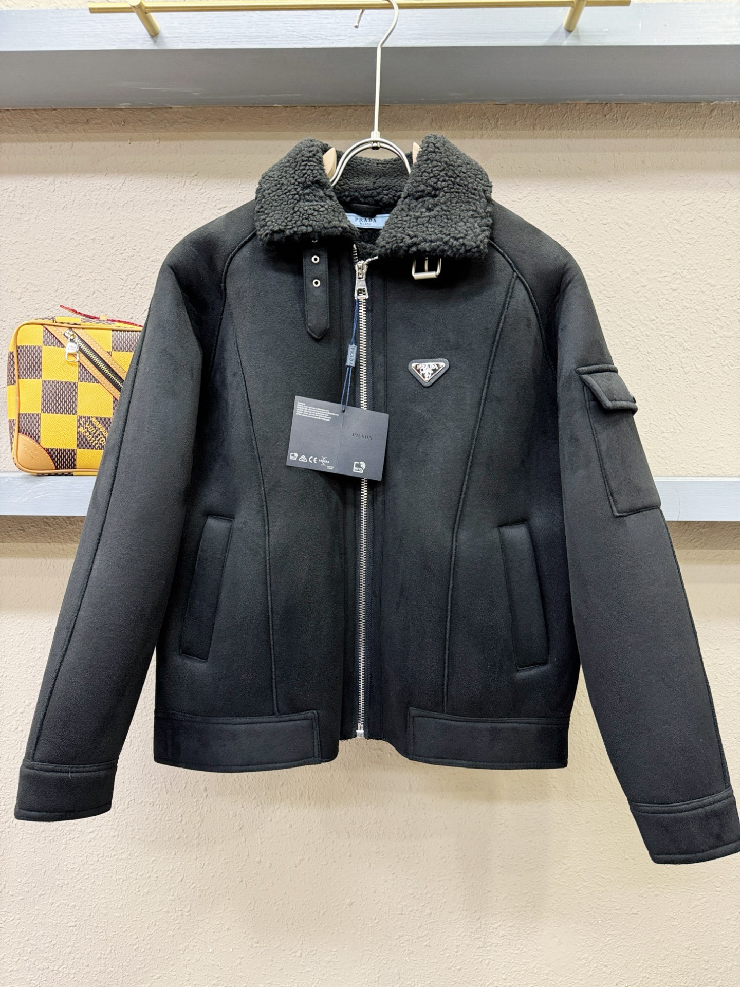 PRADA 普拉达 新品皮毛一体，原生态人造皮面料；100%进口皮毛一体！采用进口人造皮！皮料品质相当高