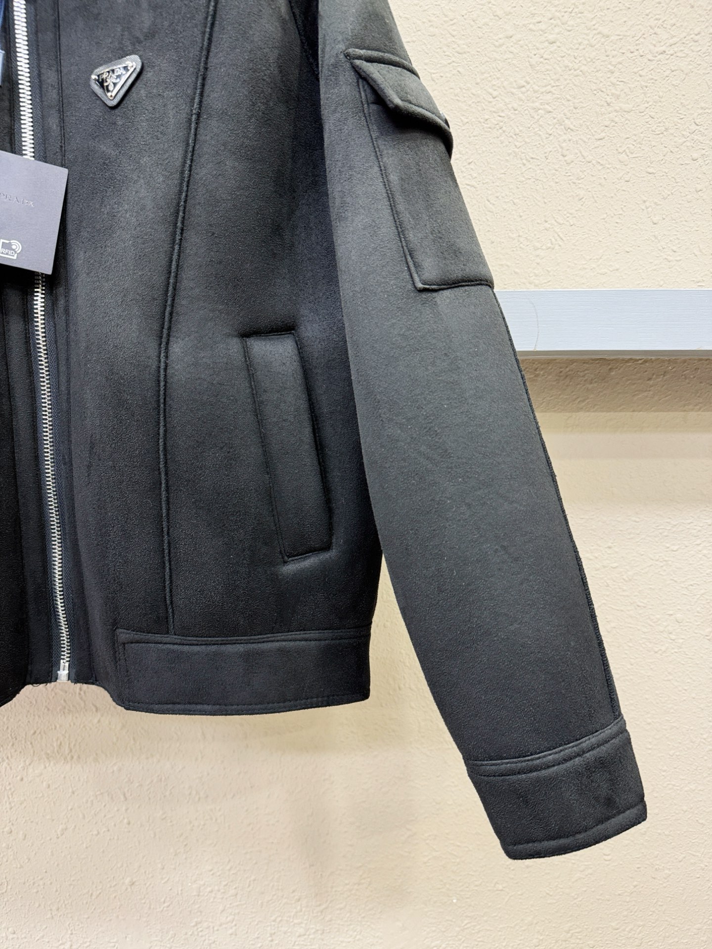 PRADA 普拉达 新品皮毛一体，原生态人造皮面料；100%进口皮毛一体！采用进口人造皮！皮料品质相当高