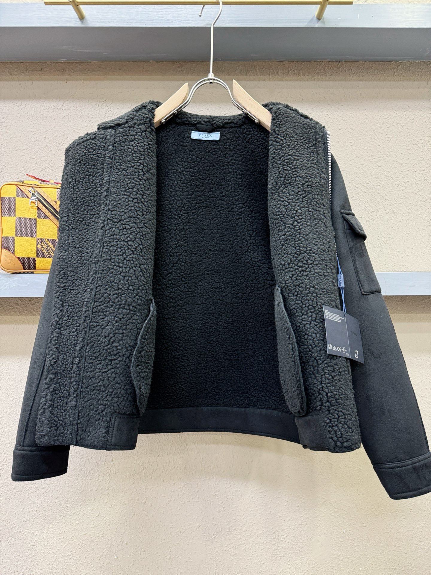 PRADA 普拉达 新品皮毛一体，原生态人造皮面料；100%进口皮毛一体！采用进口人造皮！皮料品质相当高