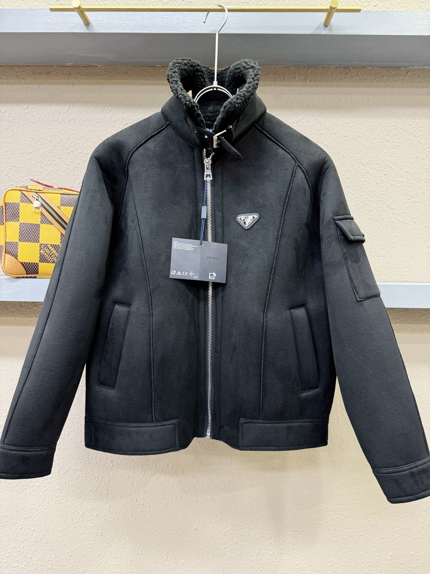 PRADA 普拉达 新品皮毛一体，原生态人造皮面料；100%进口皮毛一体！采用进口人造皮！皮料品质相当高