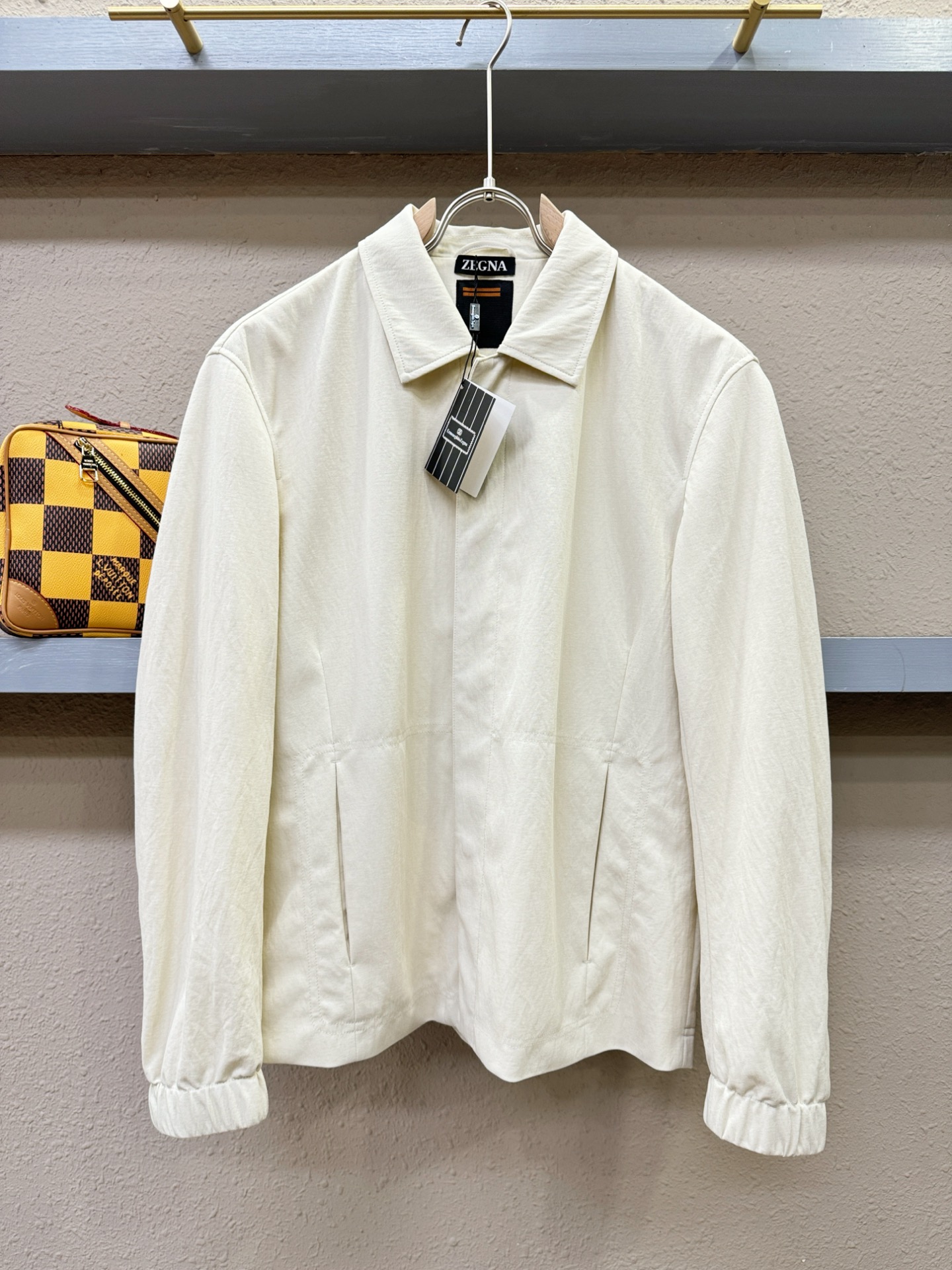 NO:123007,Ermenegildo Zeg*aJia 2025 spring new jacket jacket, imported Italian fabric fashionable jacket. Original hardware accessories, European counters synchronized, the upper body is more casual and elegant, the counter original hardware is luxurious and high-end customized accessories new work!  Luxury brand characteristics logo embellishment design, the highest quality shipment in the market, original auxiliary materials, the ultimate luxury!  Soft and comfortable. The upper body is so handsome!  Suitable for any scene!  Code count: M-4XL.,,jackets & coats,jackets & coats,alexander wang19860909Ermenegildo Zeg*a杰*亚 2025春季新款夹克外套,意大利进口面料时尚夹克外套.原版五金配件,欧洲专柜同步,上身更随意大方,专柜原版五金奢华高档定制配饰新作！奢华品牌特质logo点缀设计,市场最高品质出货、原版辅料,奢华极致！柔软舒适.上身爆帅！适合任意场景！码数:M-4XL.,,jackets & coats,jackets & coats,alexander wang,Men's clothing