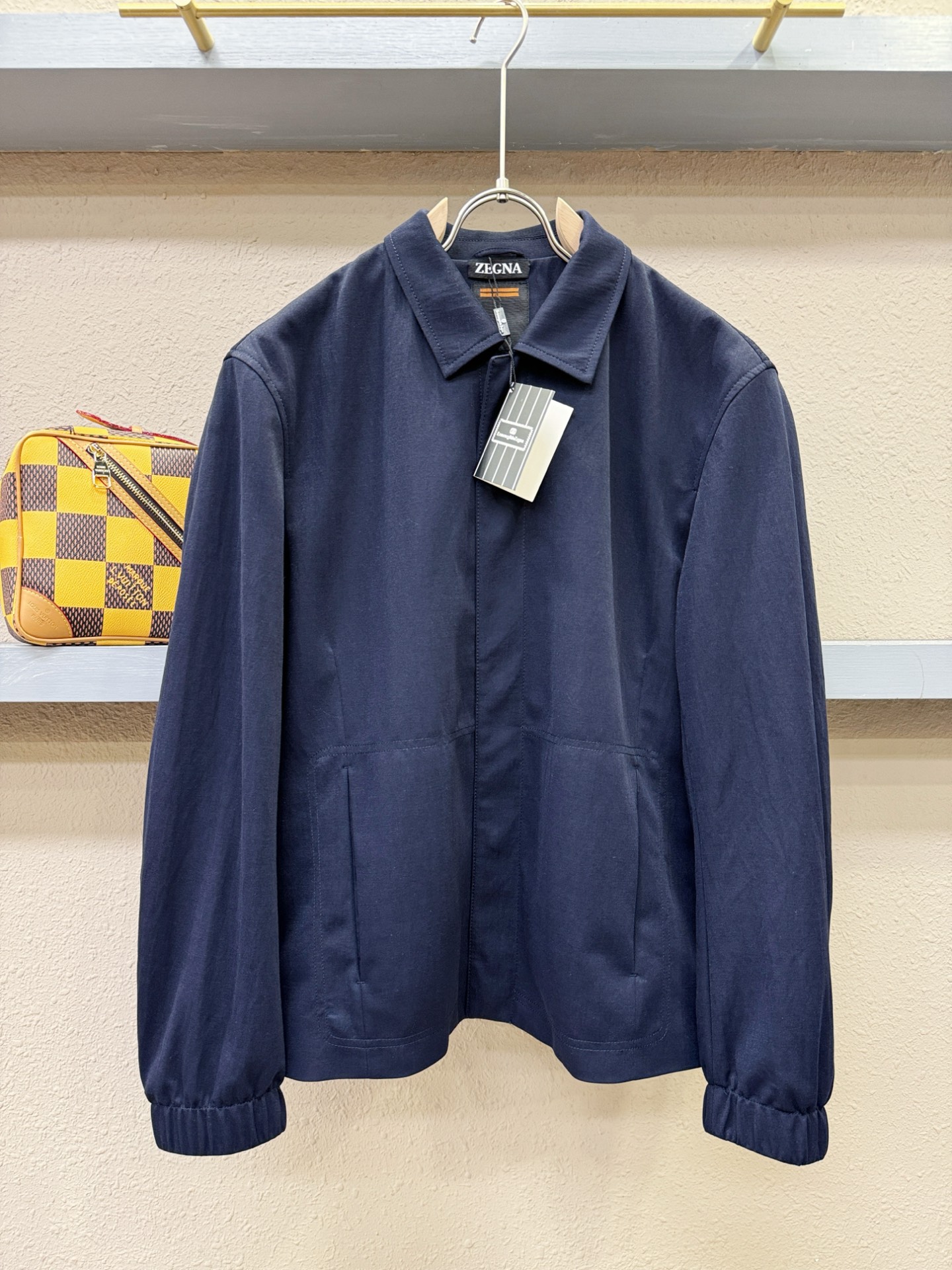 NO:123005,Ermenegildo Zeg*aJia 2025 spring new jacket jacket, imported Italian fabric fashionable jacket. Original hardware accessories, European counters synchronized, the upper body is more casual and elegant, the counter original hardware is luxurious and high-end customized accessories new work!  Luxury brand characteristics logo embellishment design, the highest quality shipment in the market, original auxiliary materials, the ultimate luxury!  Soft and comfortable. The upper body is so handsome!  Suitable for any scene!  Code count: M-4XL, Jackets & coats, Jackets & coats, alexander wang19860909Ermenegildo Zeg*a杰*亚 2025春季新款夹克外套,意大利进口面料时尚夹克外套.原版五金配件,欧洲专柜同步,上身更随意大方,专柜原版五金奢华高档定制配饰新作！奢华品牌特质logo点缀设计,市场最高品质出货、原版辅料,奢华极致！柔软舒适.上身爆帅！适合任意场景！码数:M-4XL,,jackets & coats,jackets & coats,alexander wang,Men's clothing