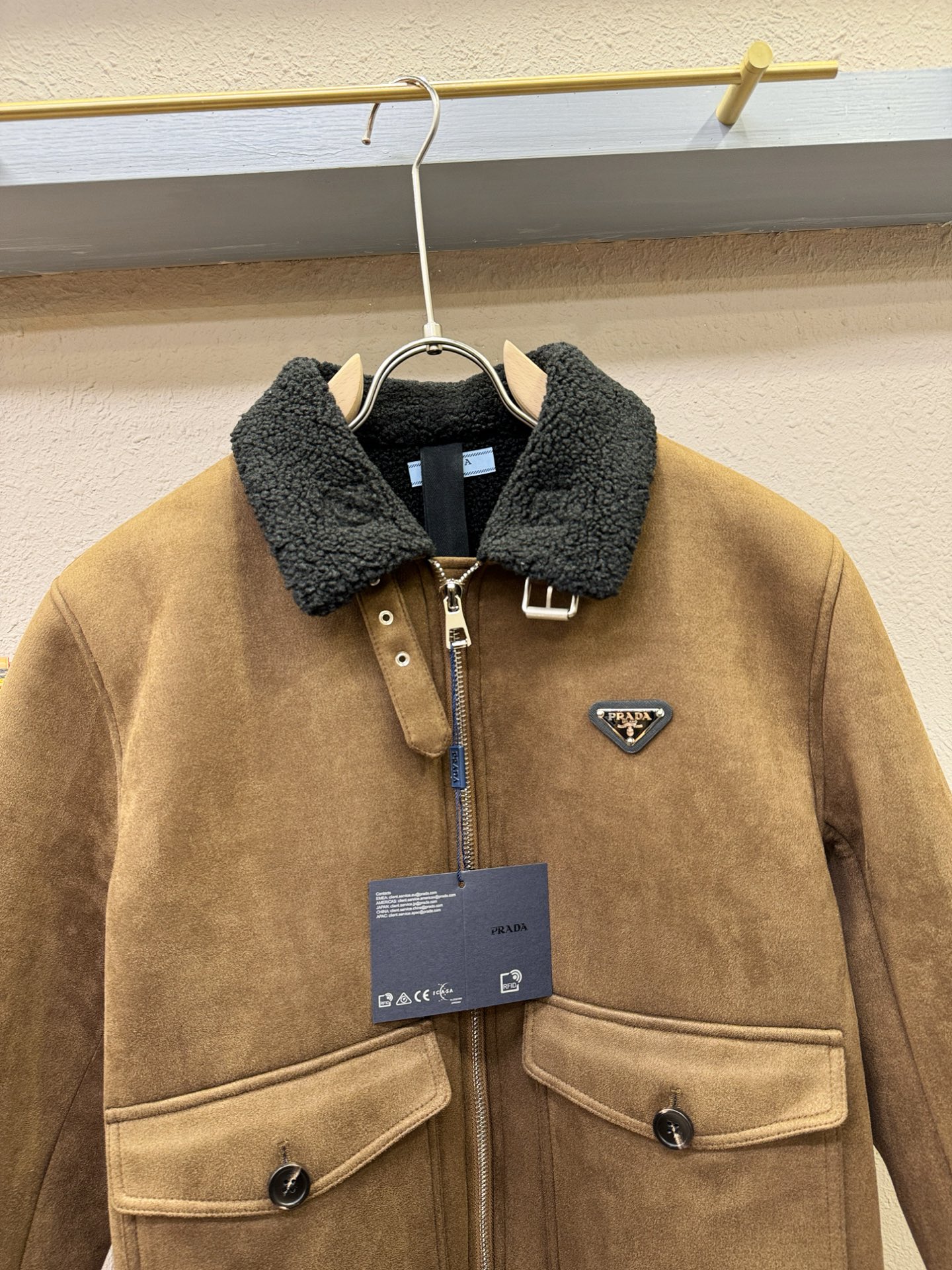 PRADA 普拉达 新品皮毛一体，原生态人造皮面料；100%进口皮毛一体！采用进口人造皮！皮料品质相当高