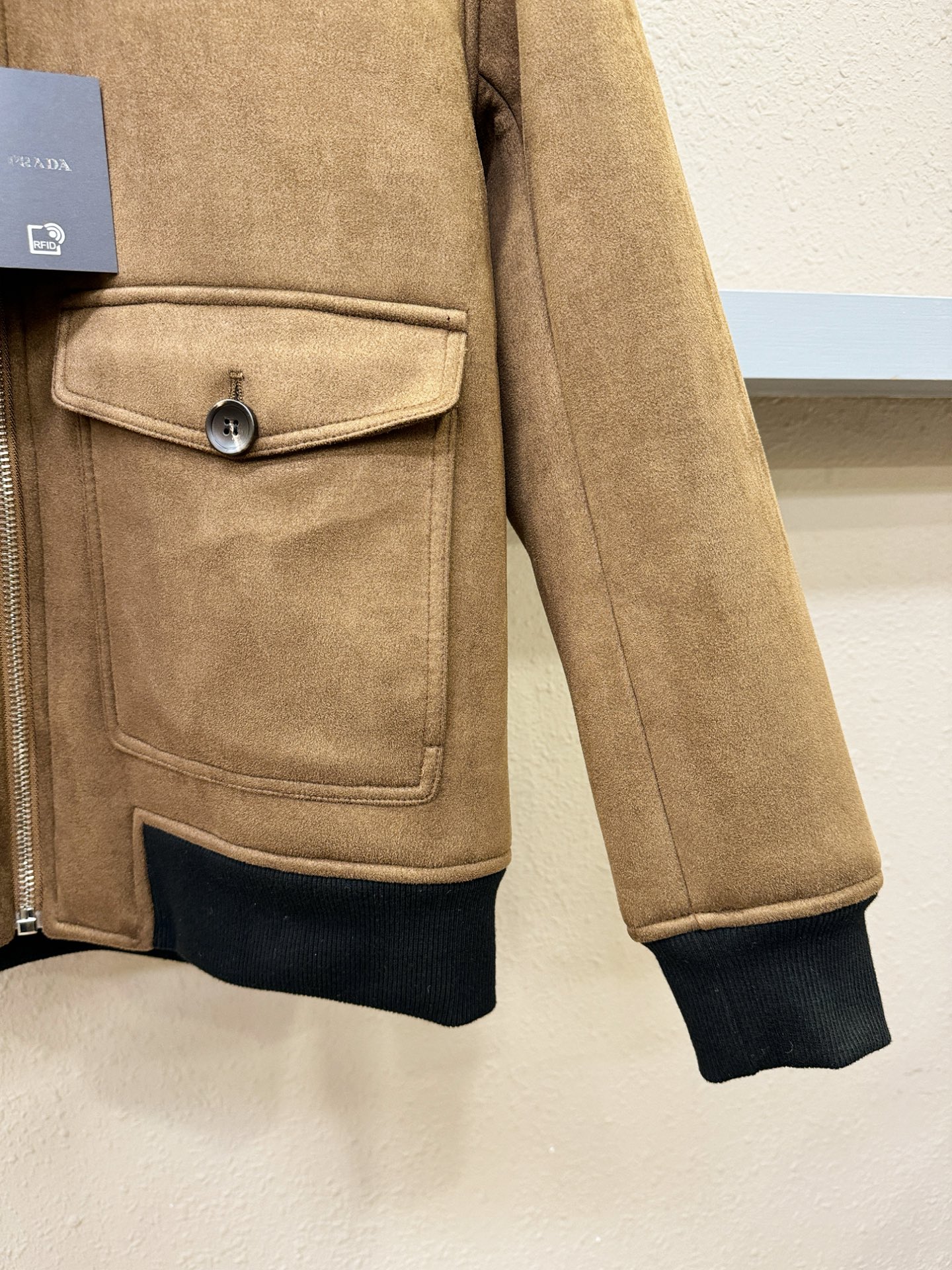 PRADA 普拉达 新品皮毛一体，原生态人造皮面料；100%进口皮毛一体！采用进口人造皮！皮料品质相当高