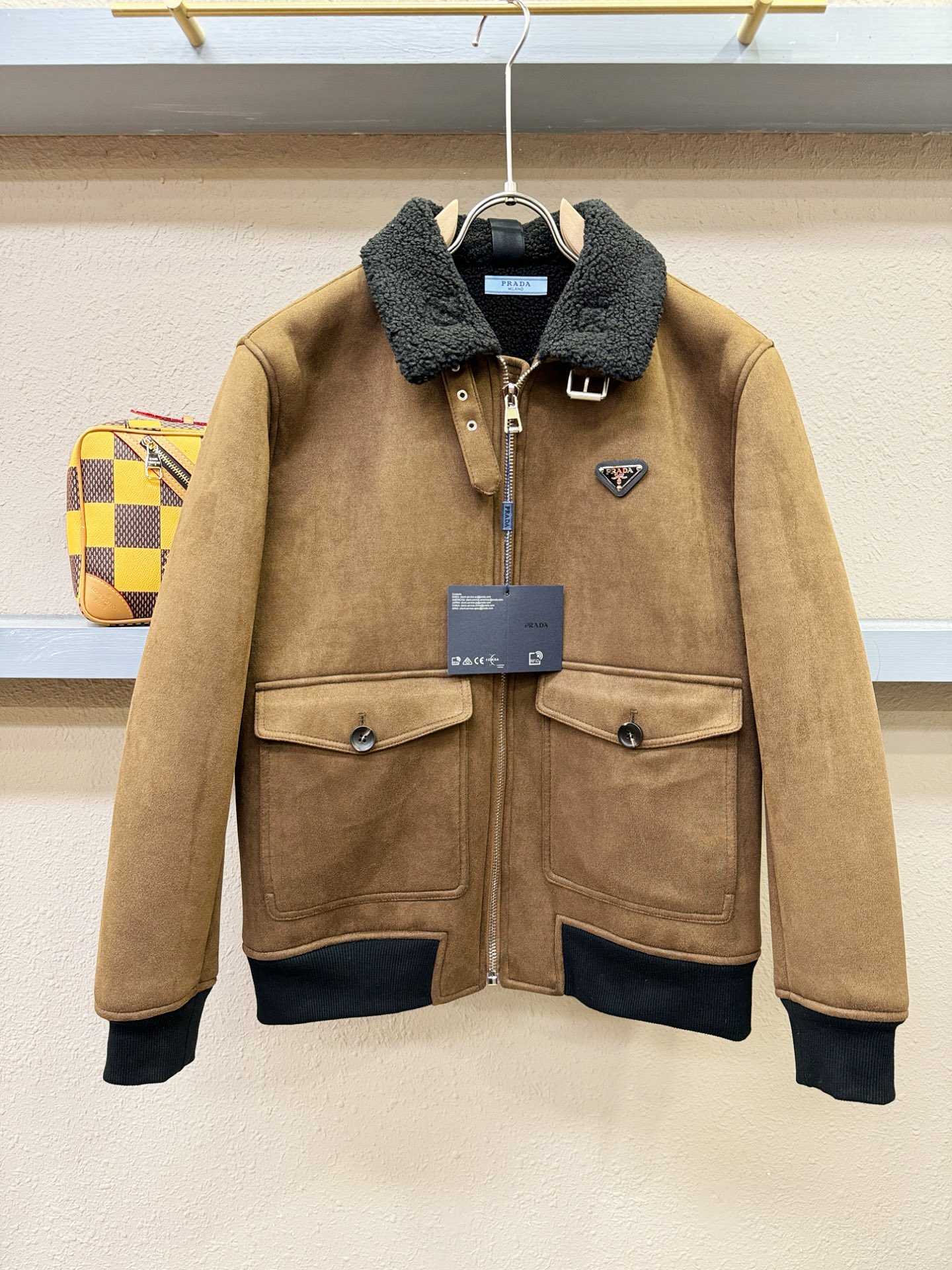 PRADA 普拉达 新品皮毛一体，原生态人造皮面料；100%进口皮毛一体！采用进口人造皮！皮料品质相当高