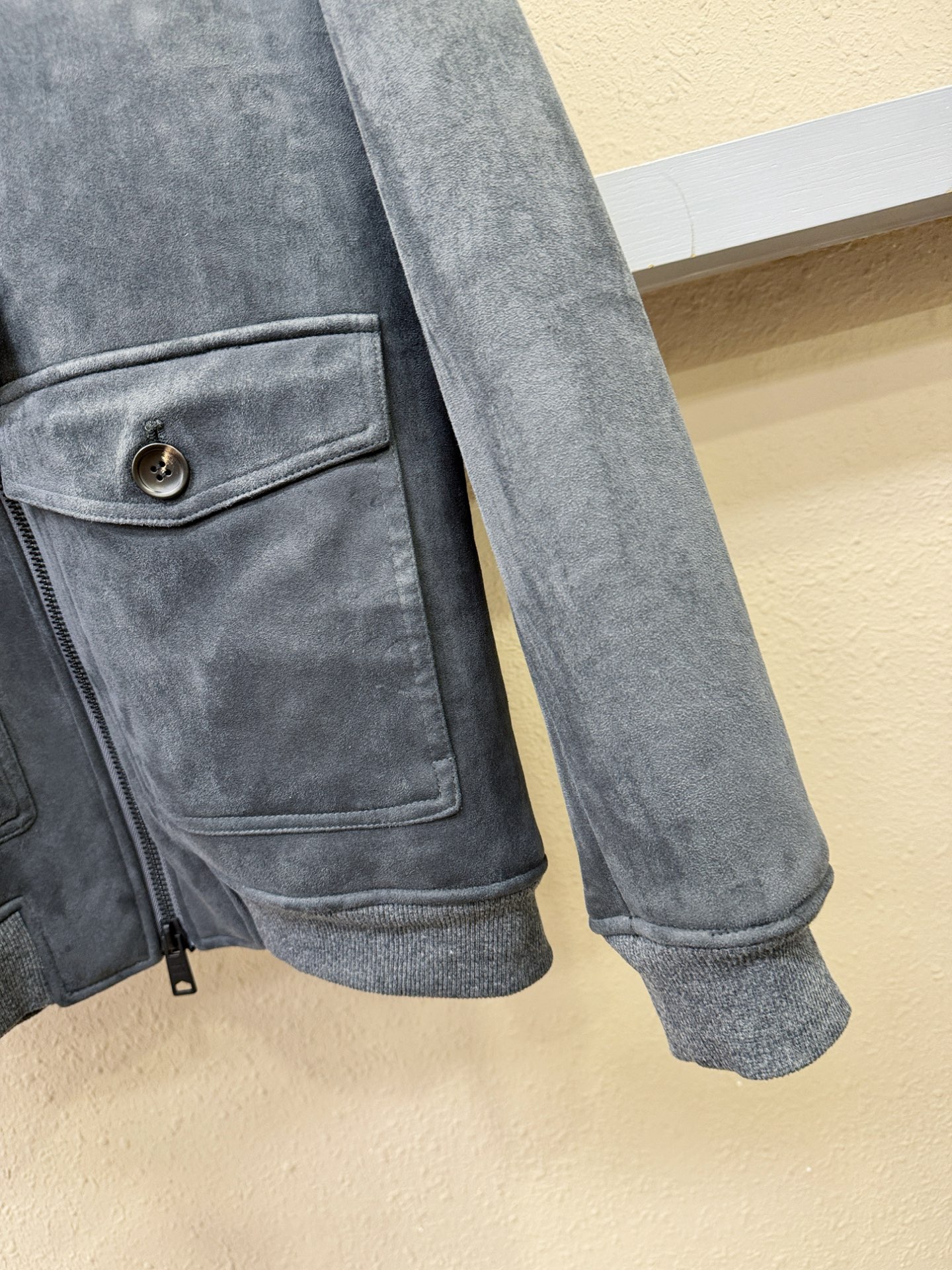 PRADA 普拉达 新品皮毛一体，原生态人造皮面料；100%进口皮毛一体！采用进口人造皮！皮料品质相当高