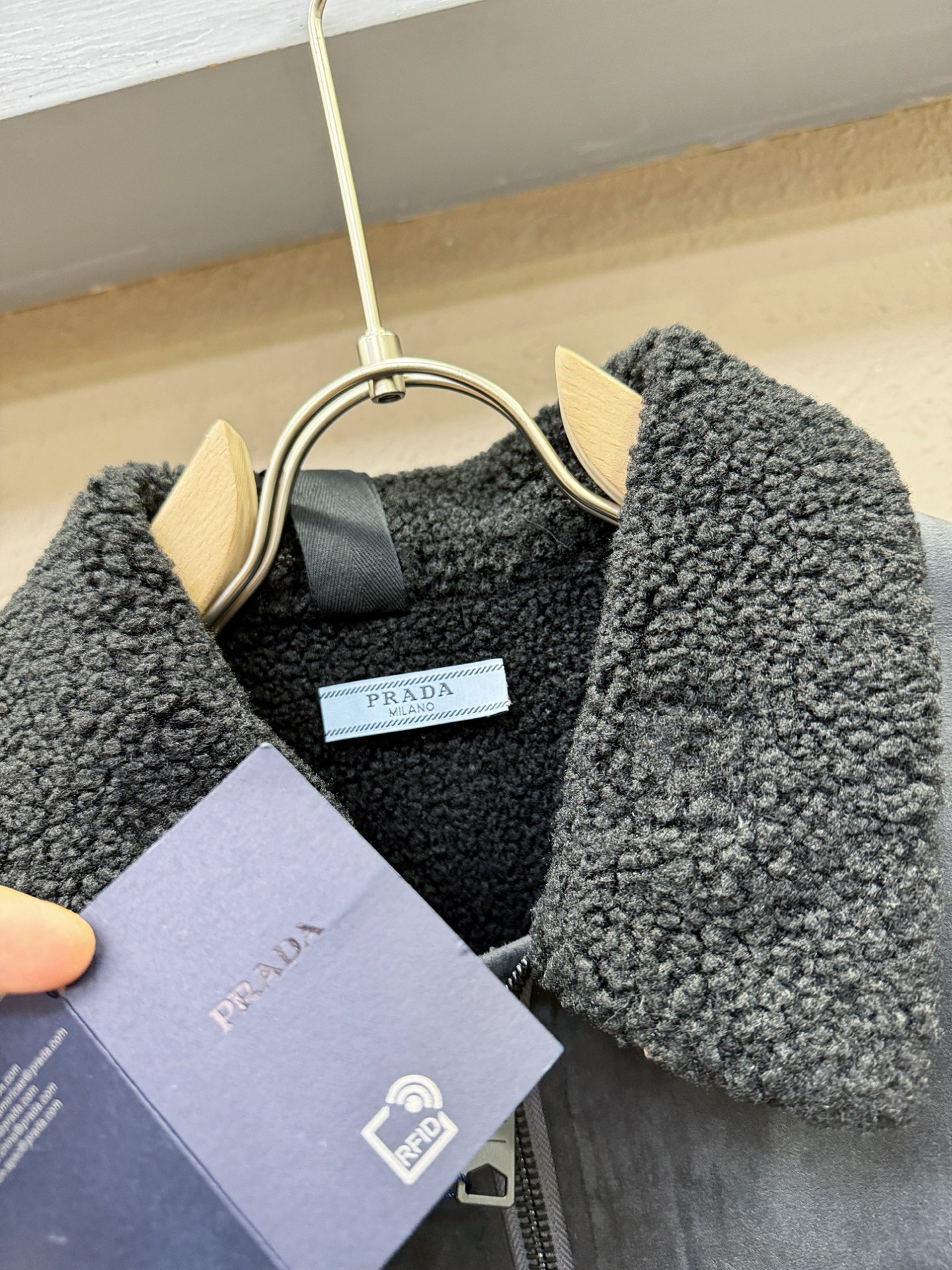 PRADA 普拉达 新品皮毛一体，原生态人造皮面料；100%进口皮毛一体！采用进口人造皮！皮料品质相当高