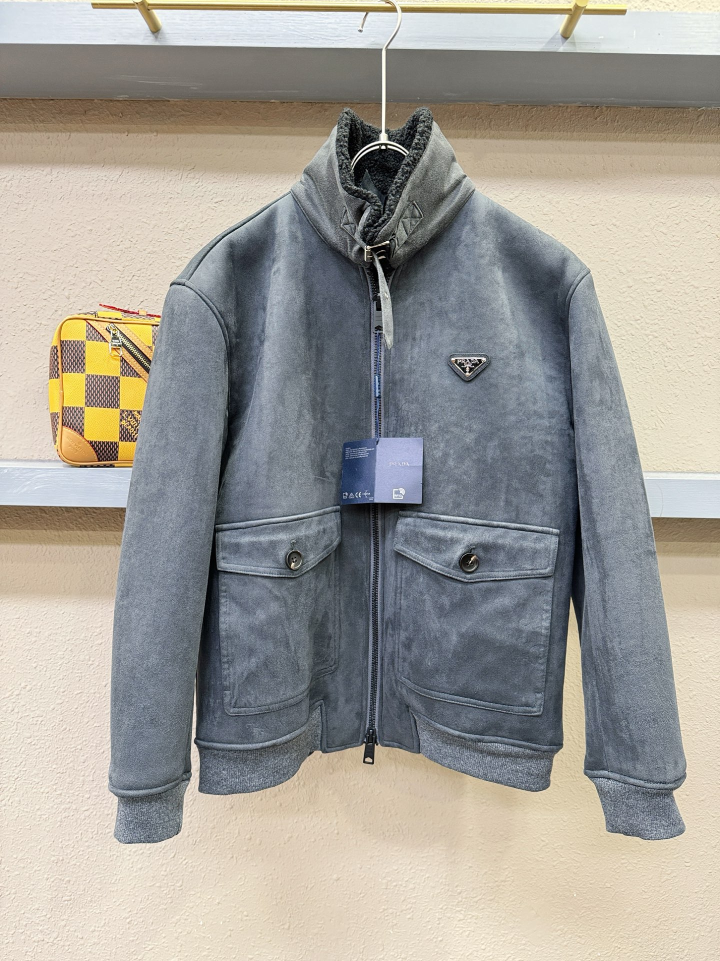 PRADA 普拉达 新品皮毛一体，原生态人造皮面料；100%进口皮毛一体！采用进口人造皮！皮料品质相当高