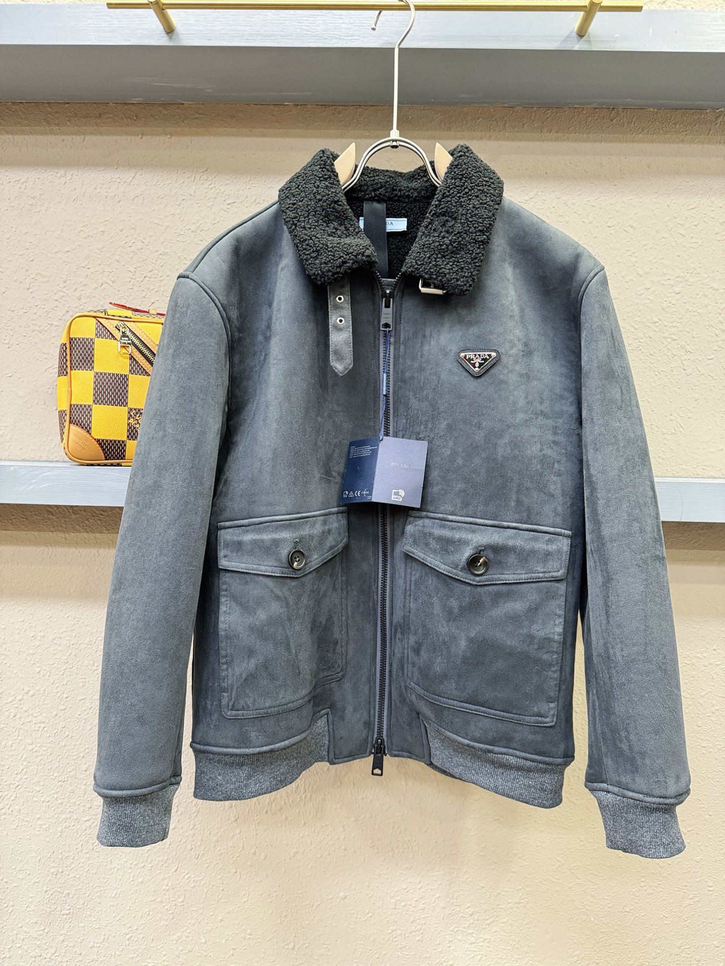 PRADA 普拉达 新品皮毛一体，原生态人造皮面料；100%进口皮毛一体！采用进口人造皮！皮料品质相当高