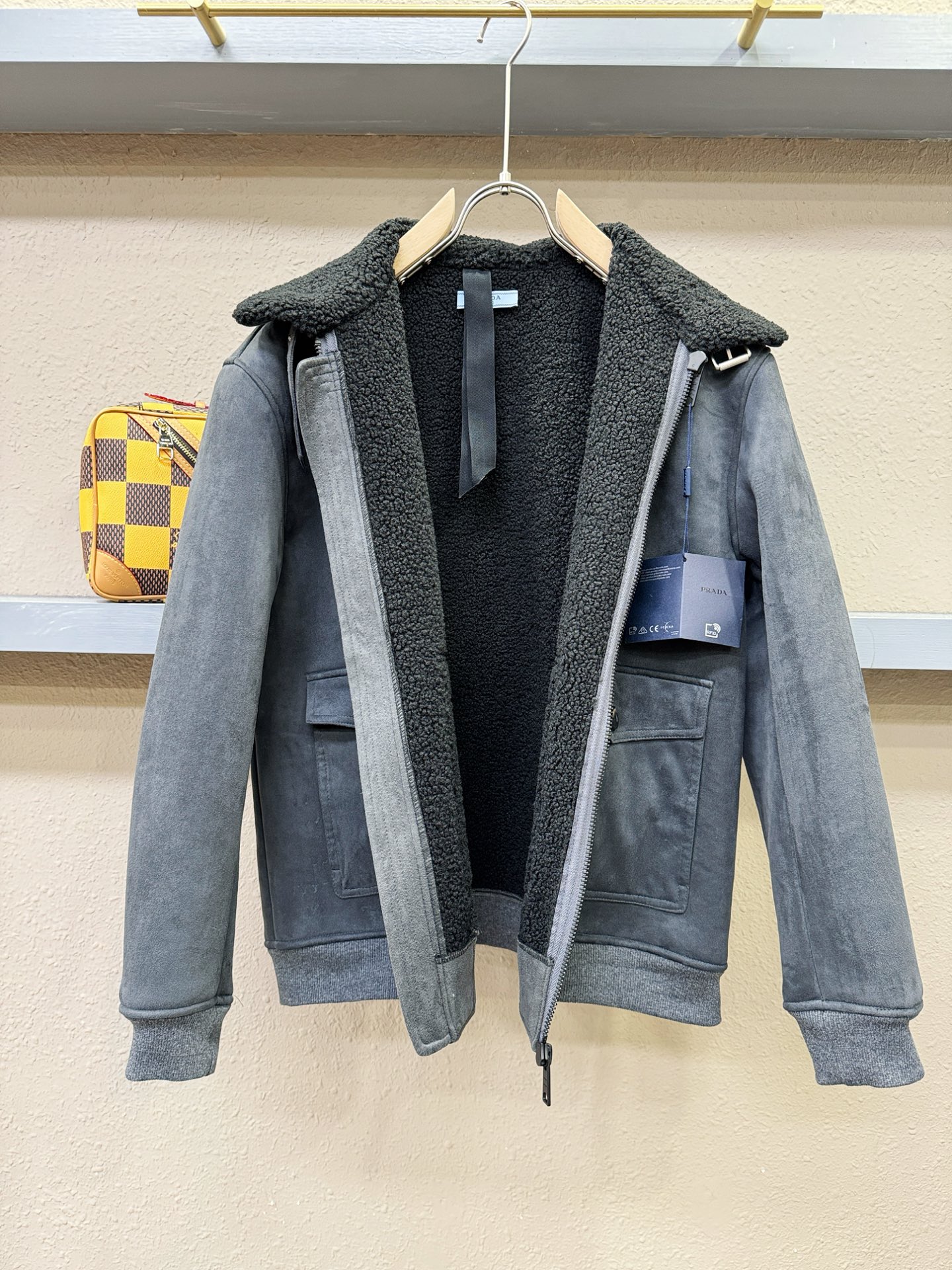 PRADA 普拉达 新品皮毛一体，原生态人造皮面料；100%进口皮毛一体！采用进口人造皮！皮料品质相当高