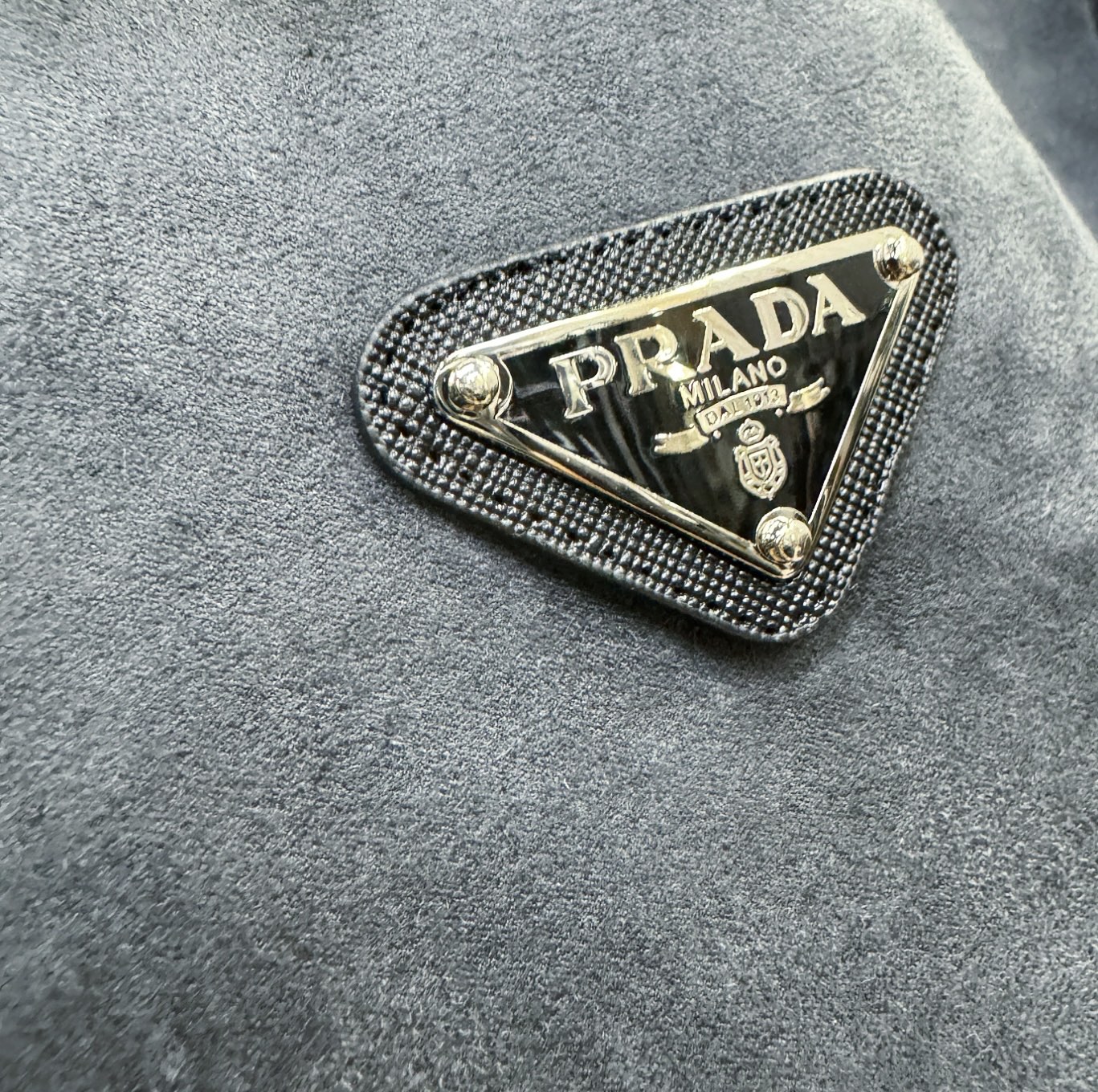 PRADA 普拉达 2025新品皮毛一体，原生态人造皮面料；100%进口皮毛一体！采用进口人造皮皮料！皮