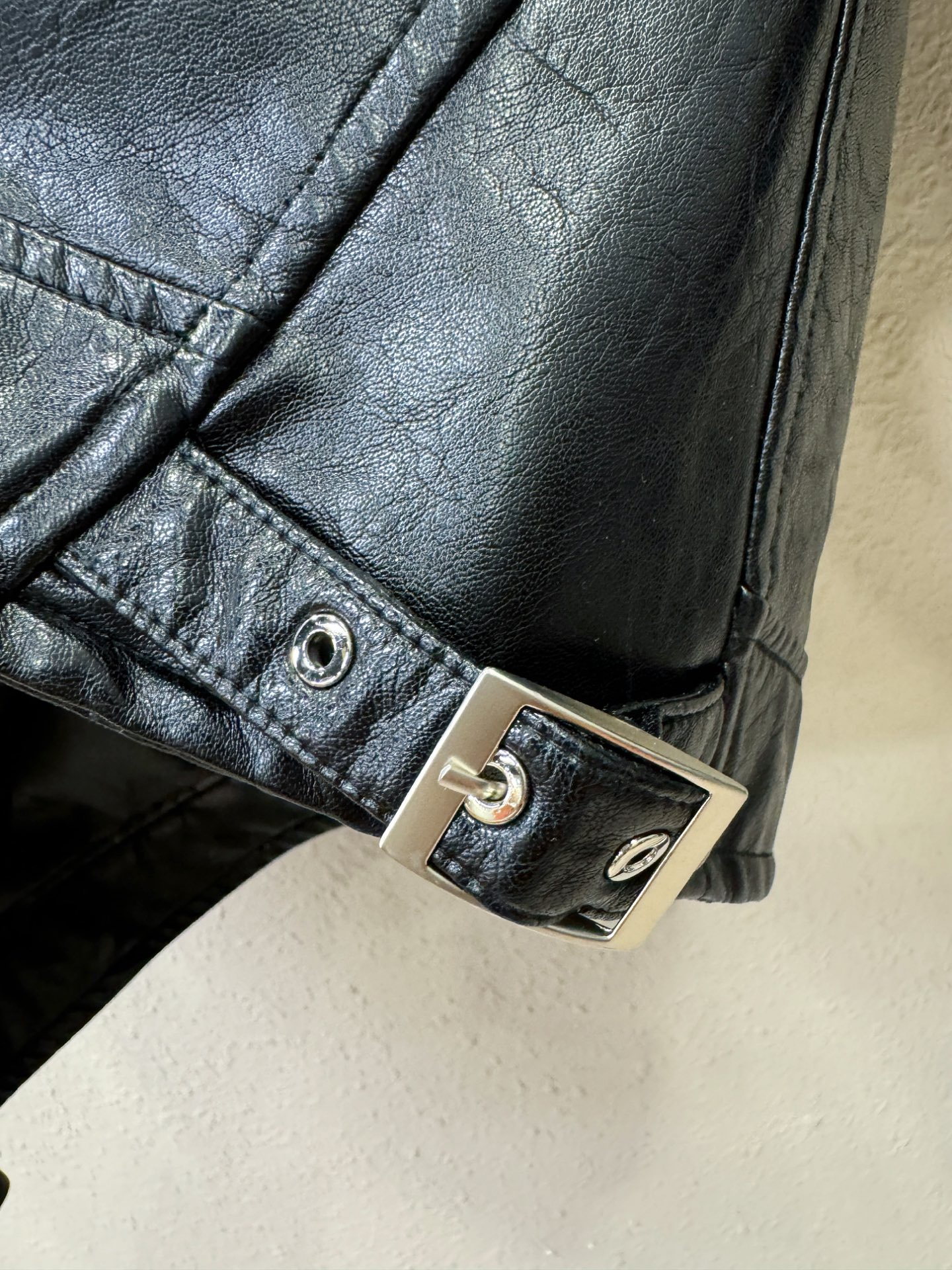 Gucci古奇 2025走秀款皮衣外套，料选蛋白皮面料，蛋白皮是一种加入蚕丝人造皮。透气，吸湿，质地柔软