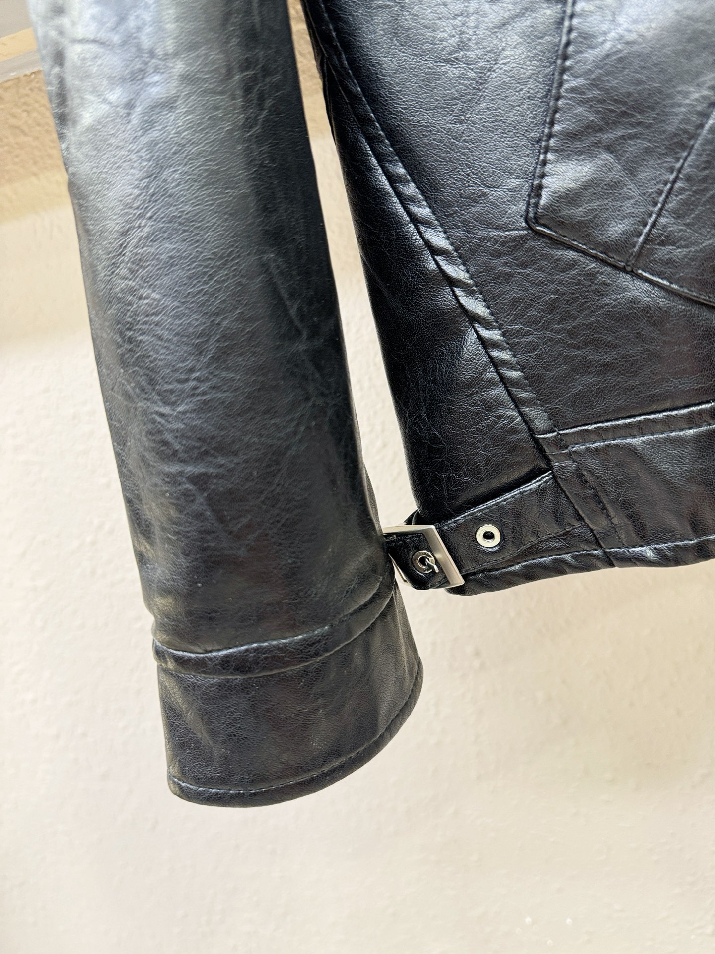 Gucci古奇 2025走秀款皮衣外套，料选蛋白皮面料，蛋白皮是一种加入蚕丝人造皮。透气，吸湿，质地柔软