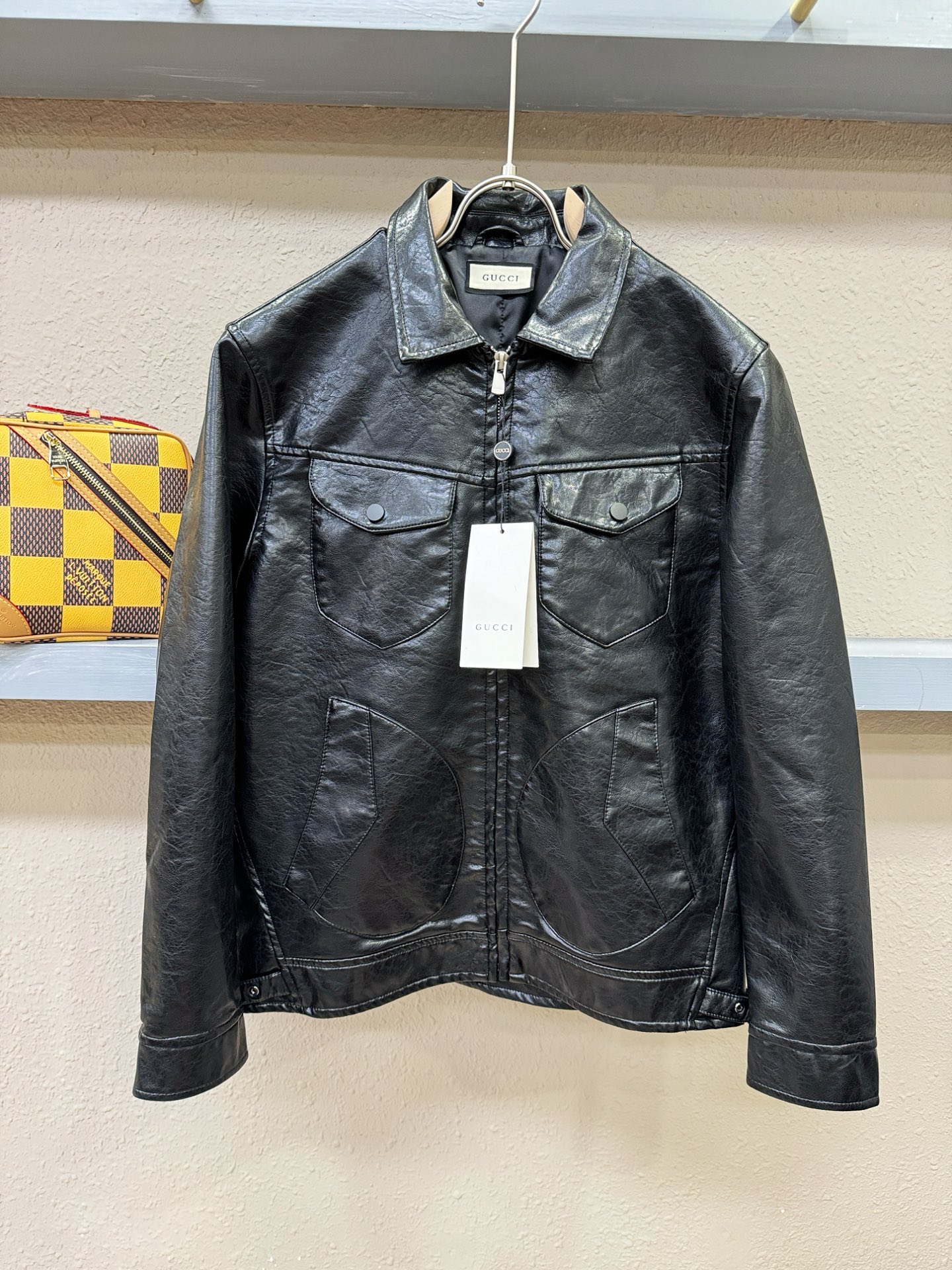 Gucci古奇 2025走秀款皮衣外套，料选蛋白皮面料，蛋白皮是一种加入蚕丝人造皮。透气，吸湿，质地柔软