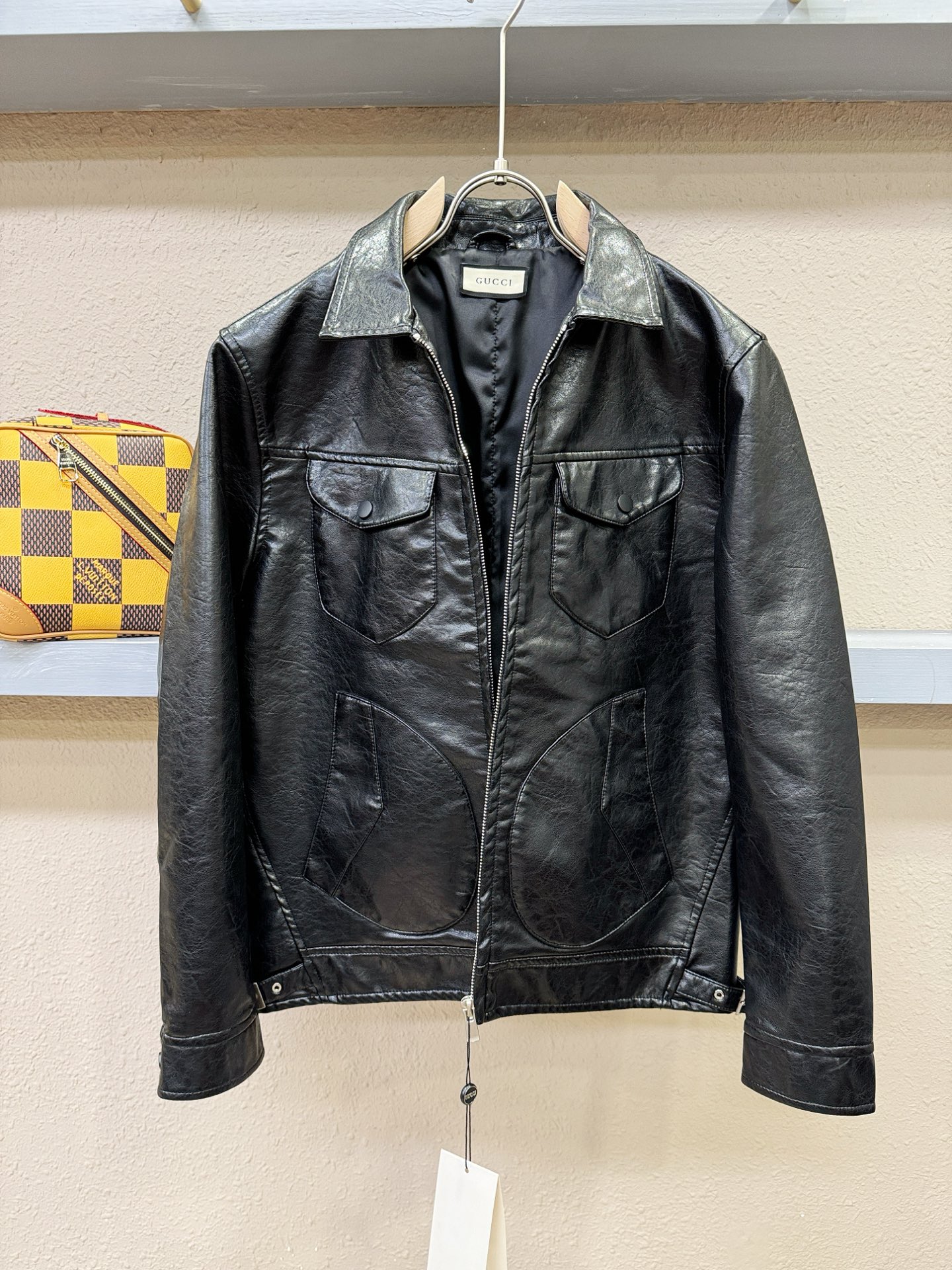 Gucci古奇 2025走秀款皮衣外套，料选蛋白皮面料，蛋白皮是一种加入蚕丝人造皮。透气，吸湿，质地柔软